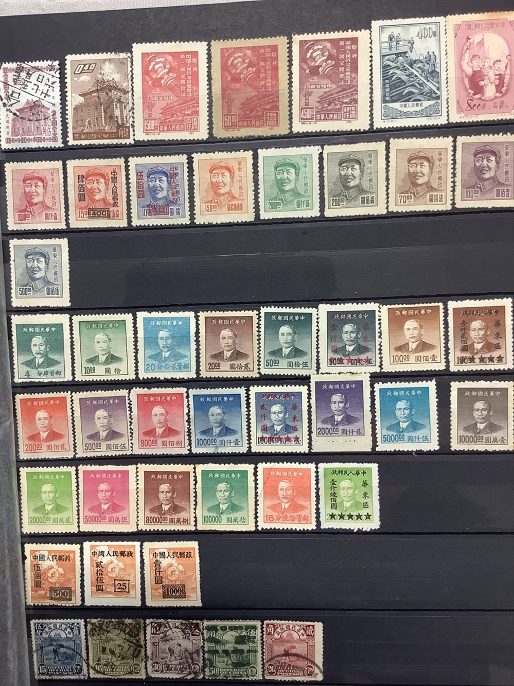 Album de timbres Chine et Japon, 563 timbres Chine, 240 du Japon, et quelques Corée du Nord 3 monnaies album de timbres chine et japon 563 timbres chine 240 du japon et quelques coree du nord