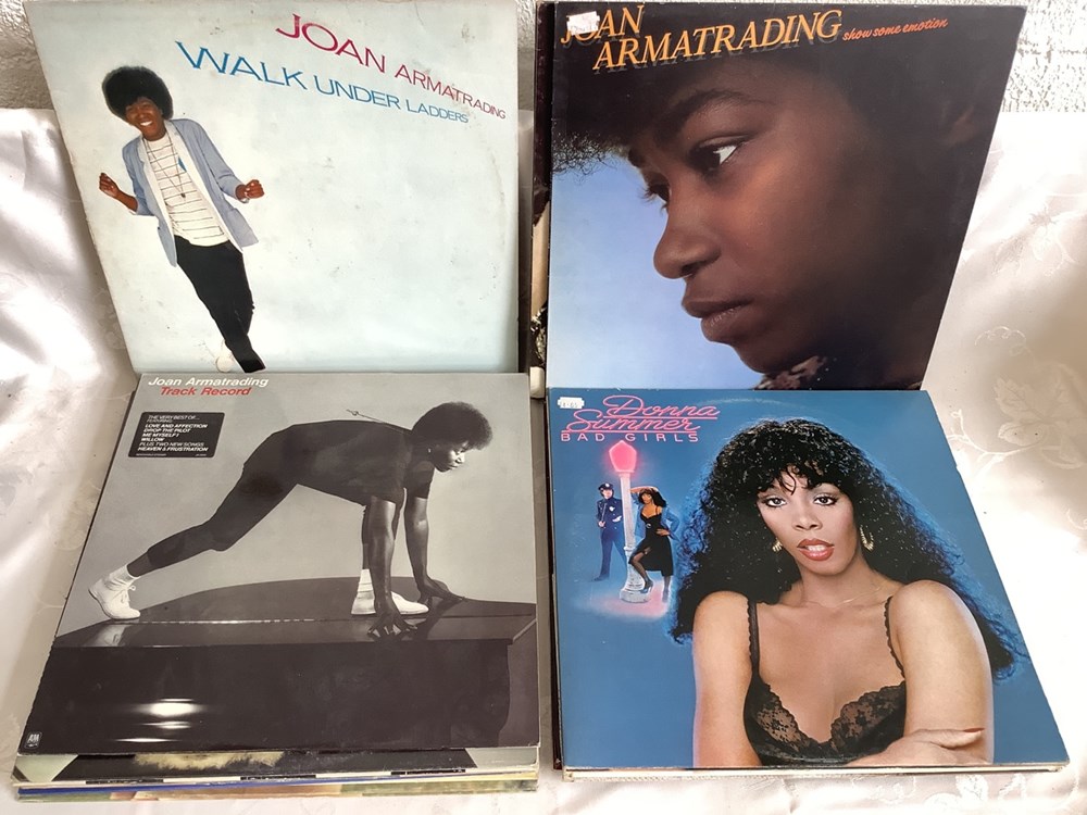 Lot de 18 vinyles 33 T, chanteuses pop et folk dont TWIGGY, POINTER SISTERS, PAT BENATAR, BLONDIE, BARBRA STREISAND, DIANA ROSS, DONNA SUMMER et JOAN ARMATRADING etc 5 monnaies lot de 18 vinyles 33 t chanteuses pop et folk dont twiggy pointer sisters pat benatar blondie barbra streisand diana ross donna summer et joan armatrading etc