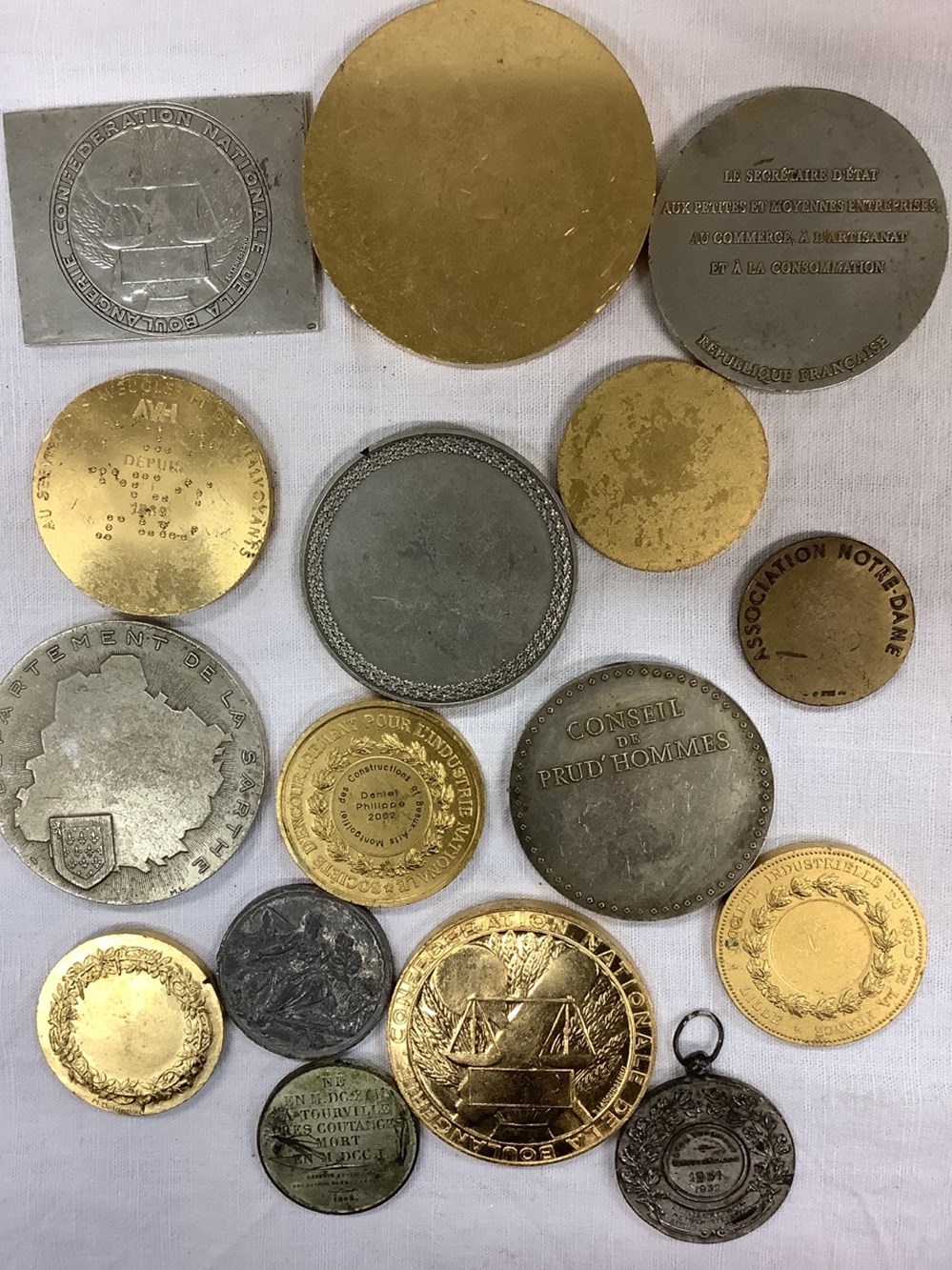 Lot de 16 médailles diverses, en l’état monnaies lot de 16 medailles diverses en l etat