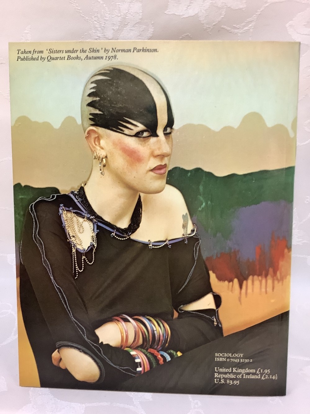 Livre broché « In the Gutter », les Punks, édition 1978 2 monnaies livre broche in the gutter les punks edition 1978