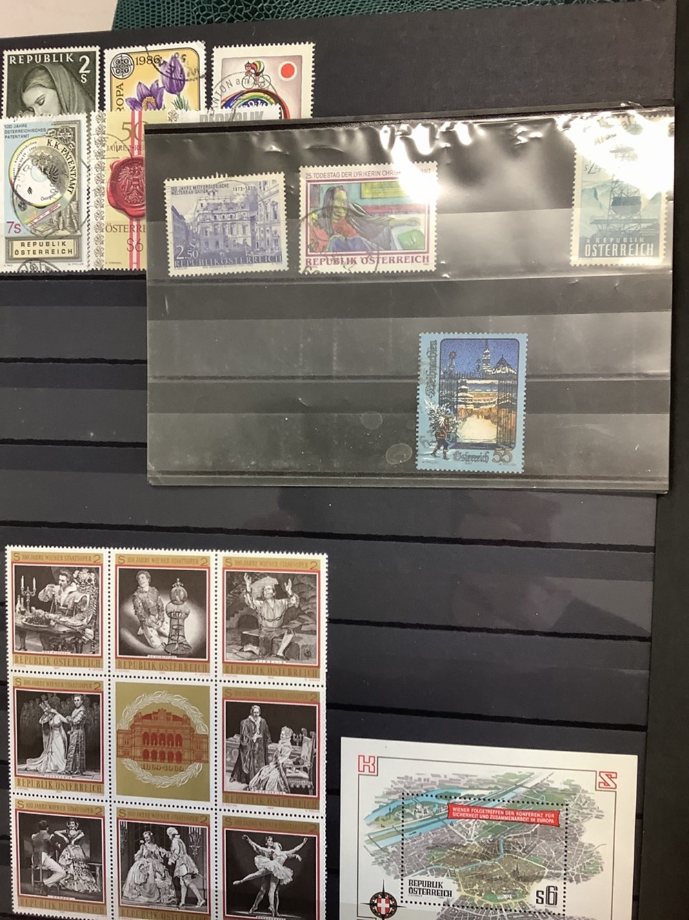 14 albums de timbres, principalement Europe de l’Ouest, la plupart oblitérés, toutes époques, plusieurs milliers de timbres 22 monnaies 14 albums de timbres principalement europe de l ouest la plupart obliteres toutes epoques plusieurs milliers de timbres