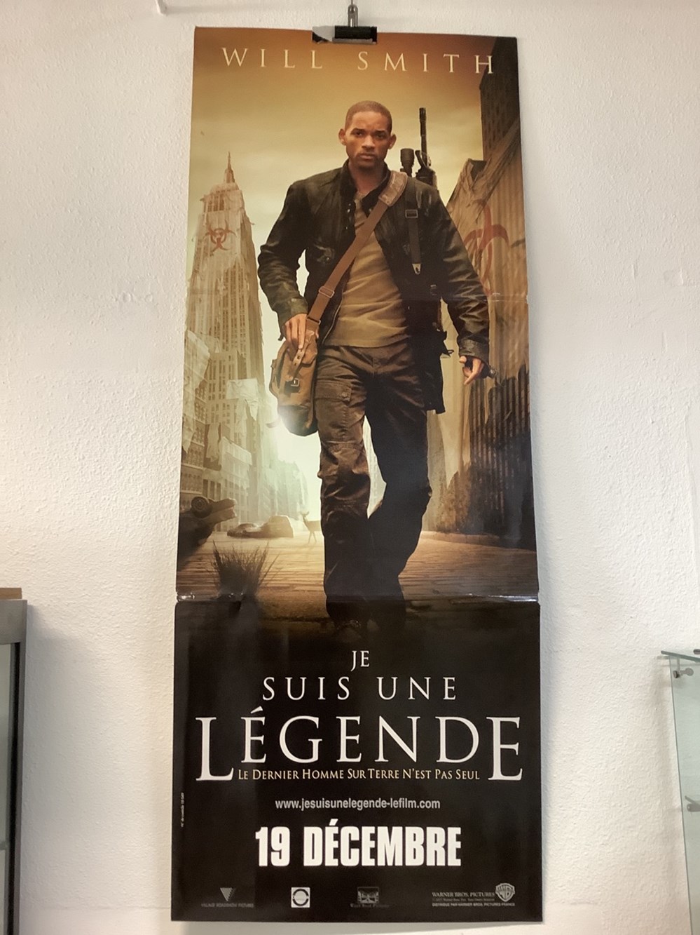 Une affiche de cinéma cartonnée « Je suis une légende » 61 x