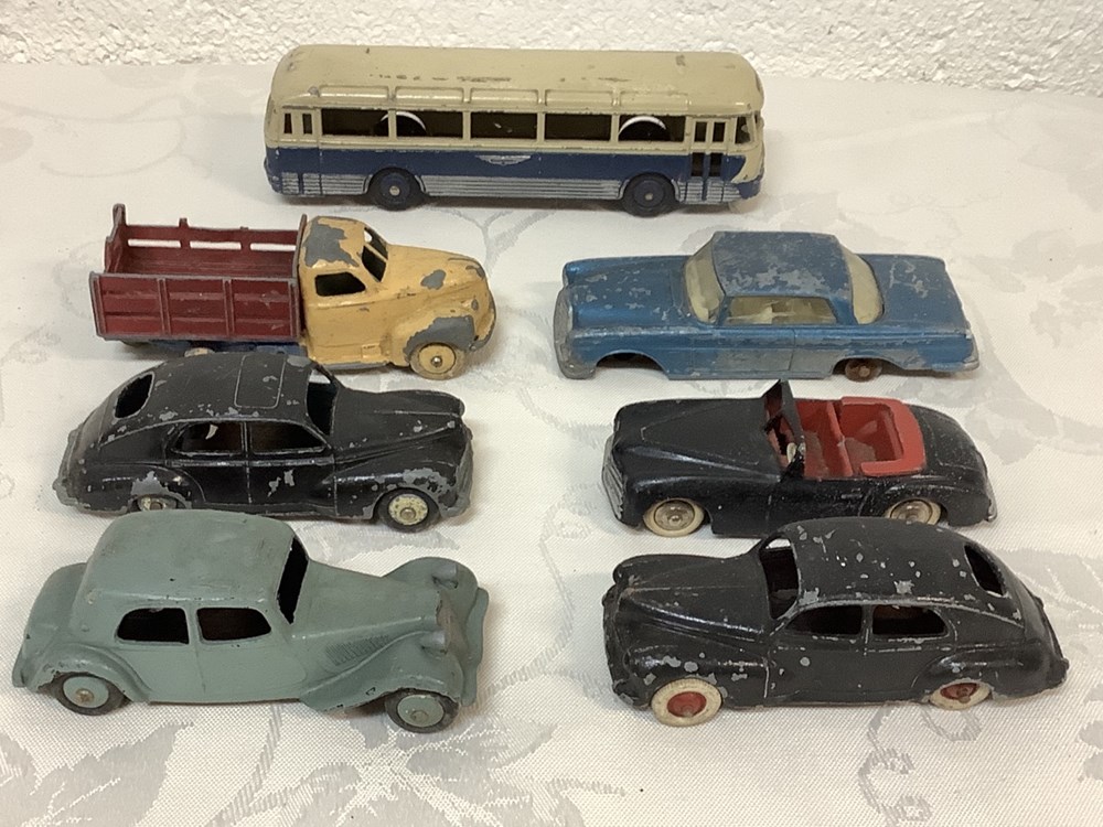 Lot de 7 véhicules DINKY TOYS et une boîte vide en l’état monnaies lot de 7 vehicules dinky toys et une boite vide en l etat