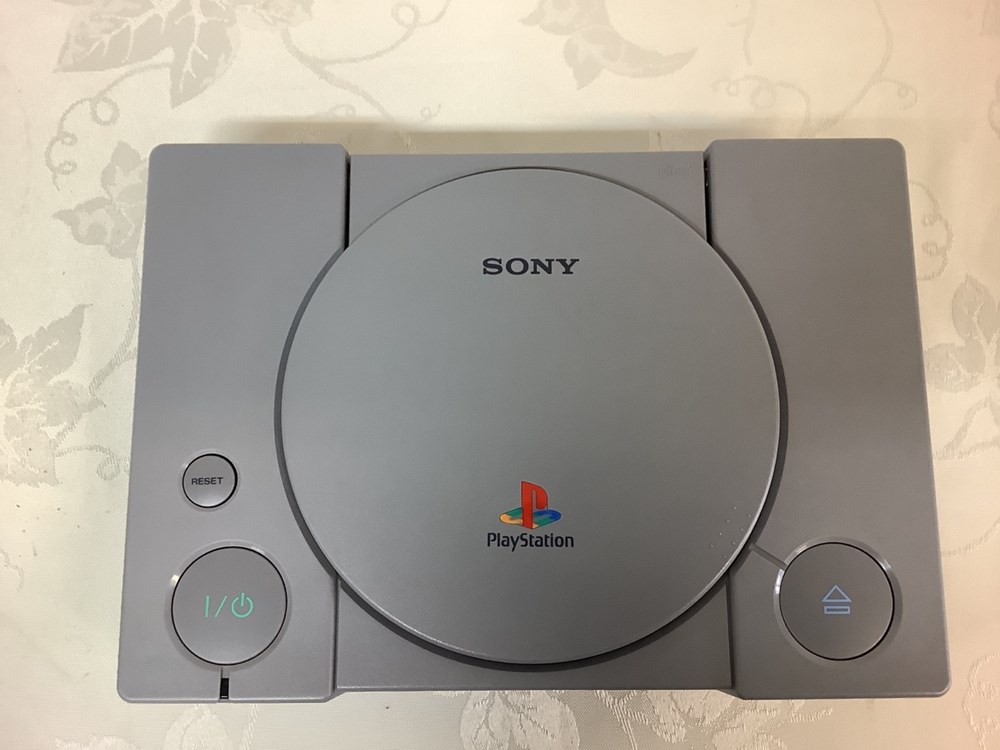 PlayStation complète dans sa boîte d’origine avec 1 manette, les câbles et la notice 2 monnaies playstation complete dans sa boite d origine avec 1 manette les cables et la notice