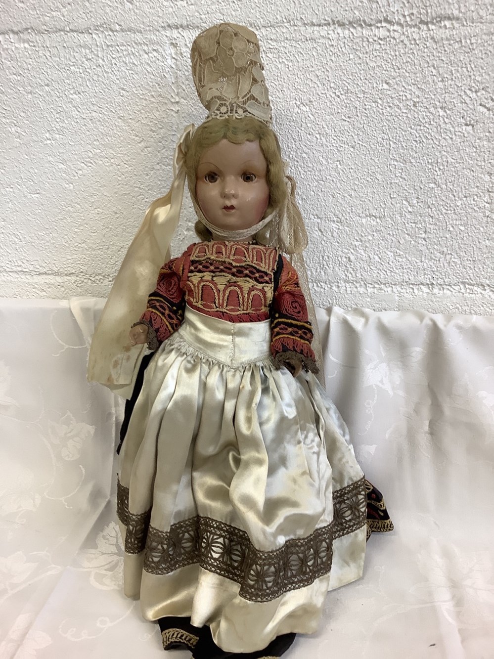 Poupée ancienne avec coiffe régionale H 50 cms monnaies poupee ancienne avec coiffe regionale h 50 cms
