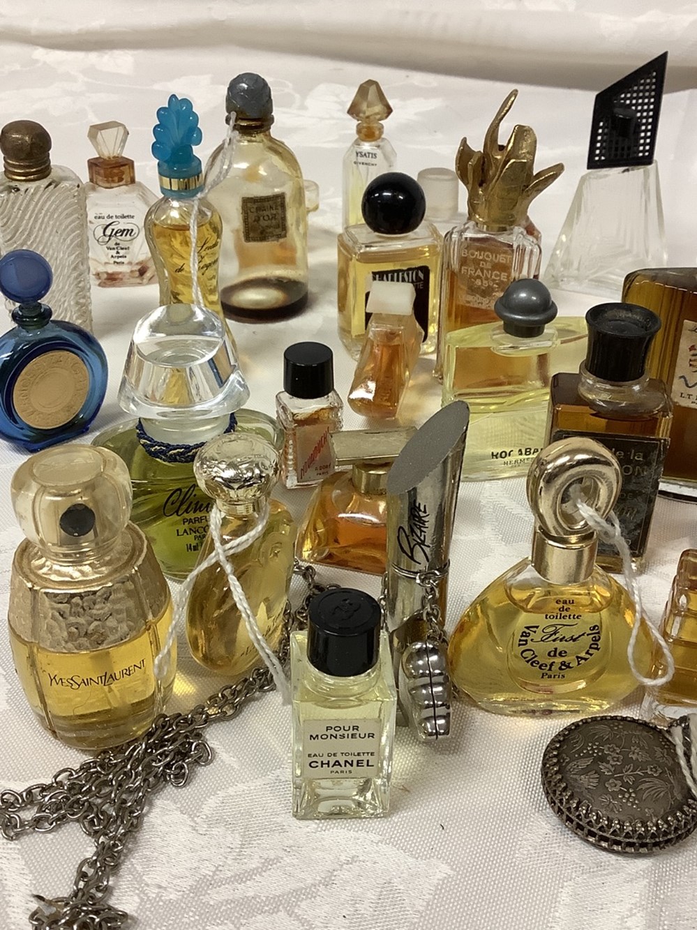 Lot de miniatures de parfums dont deux mini flacon en argent et Bizzare. 3 monnaies lot de miniatures de parfums dont deux mini flacon en argent et bizzare