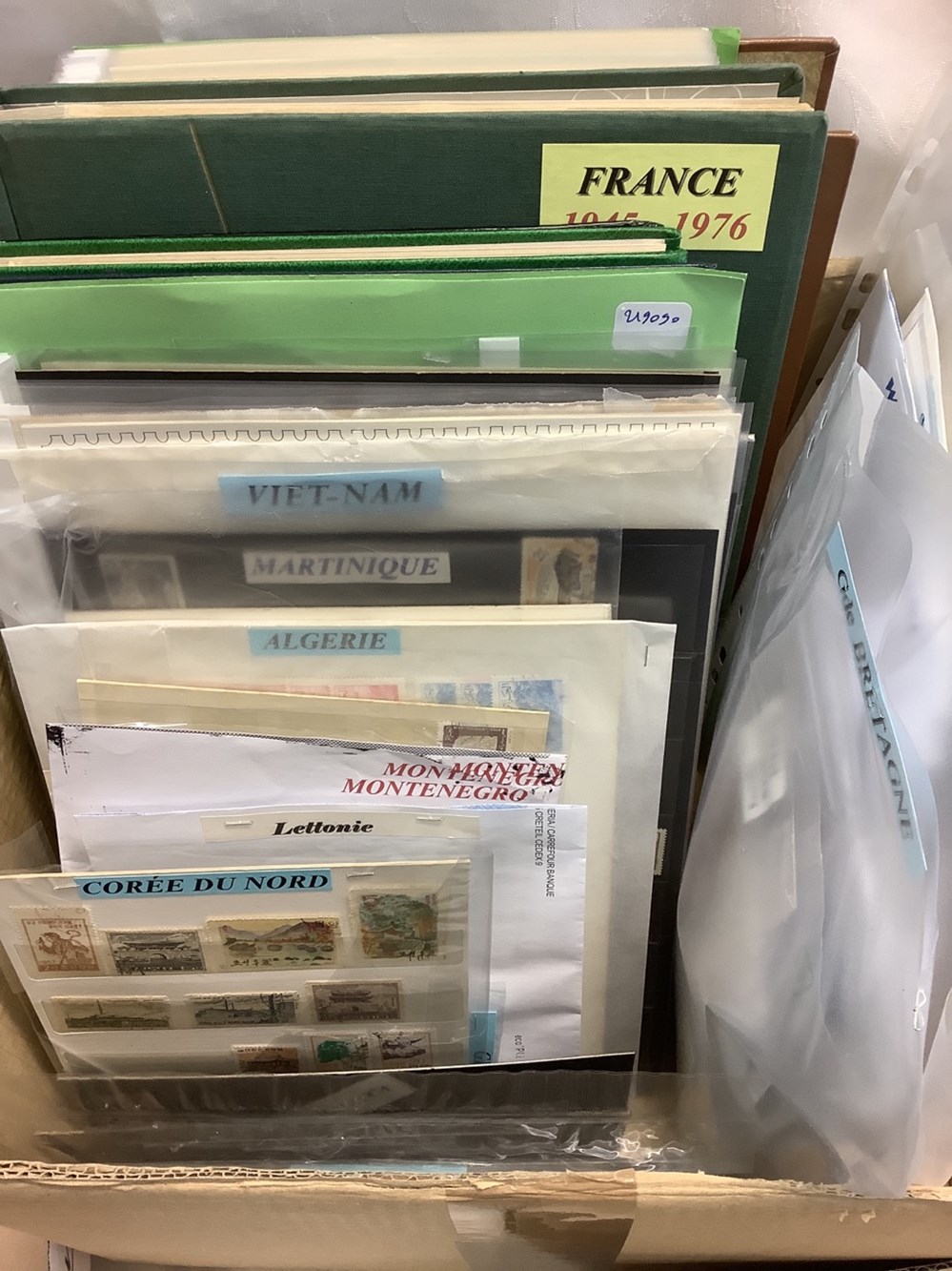 Timbres en vracs tous pays principalement oblitérés, des milliers de timbres et une boîte de cartes postales modernes 8 monnaies timbres en vracs tous pays principalement obliteres des milliers de timbres et une boite de cartes postales modernes