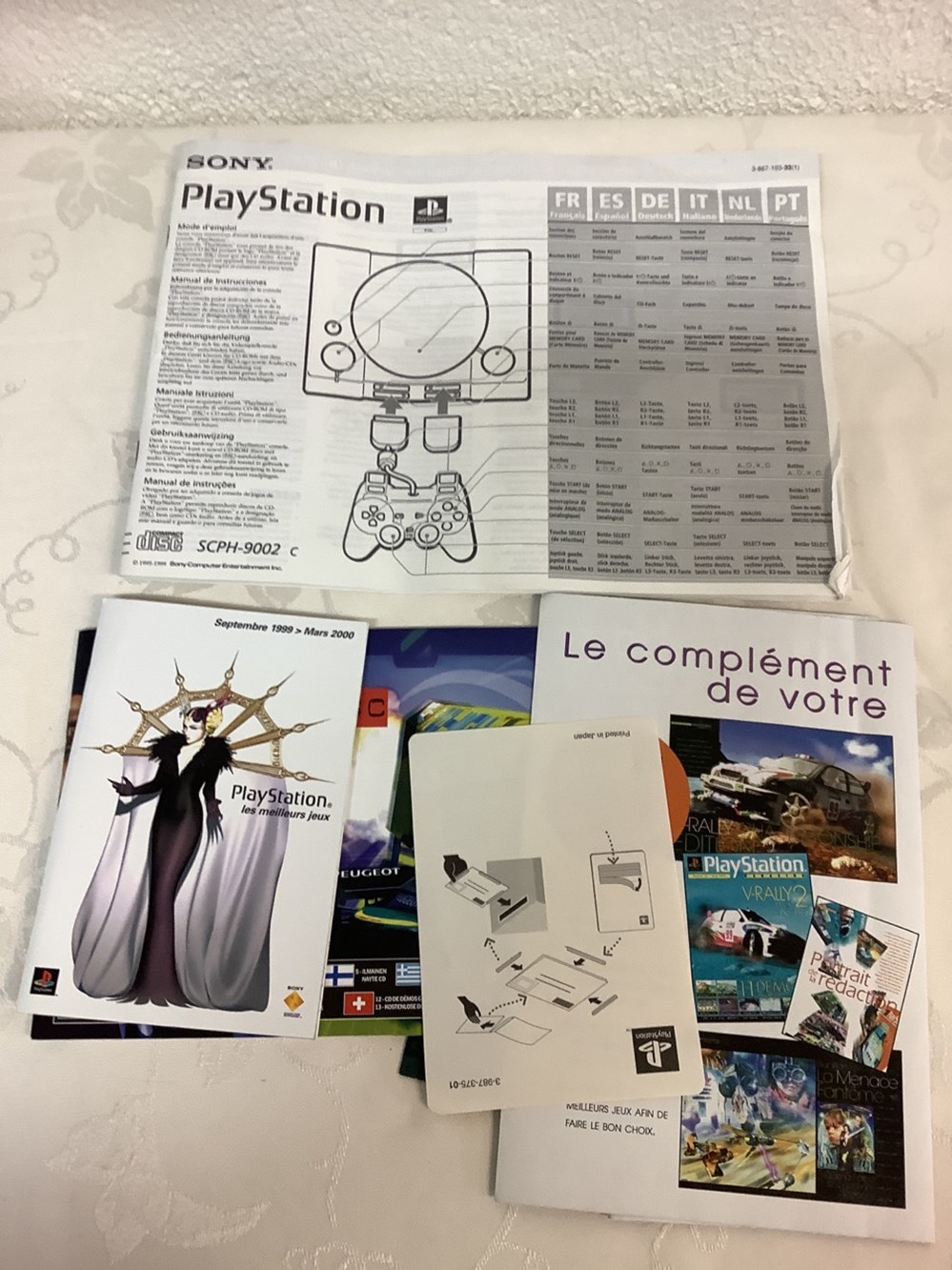 PlayStation complète dans sa boîte d’origine avec 1 manette, les câbles et la notice 3 monnaies playstation complete dans sa boite d origine avec 1 manette les cables et la notice