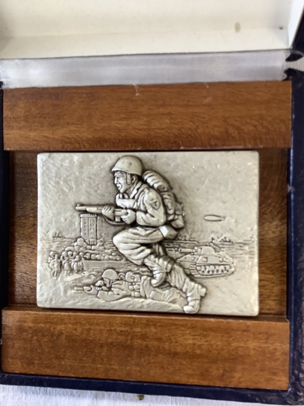 2 coffrets de médailles commémoratives 2ème Guerre Mondiale 2 monnaies 2 coffrets de medailles commemoratives 2eme guerre mondiale