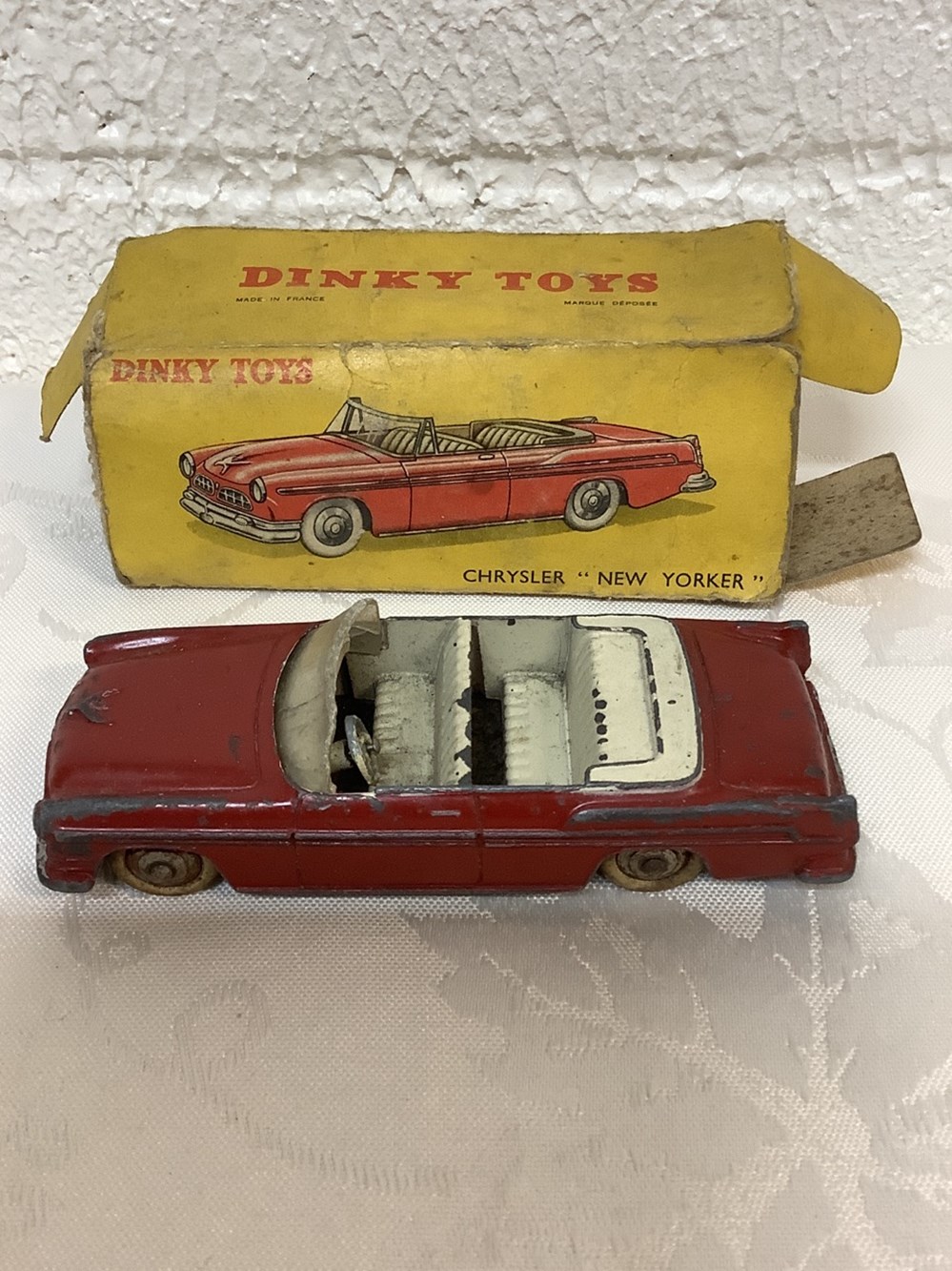 3 DINKY TOYS et leur boîte, 1 CIJ et sa boîte et 1 DINKY TOY et boîte dépareillée 3 monnaies 3 dinky toys et leur boite 1 cij et sa boite et 1 dinky toy et boite depareillee