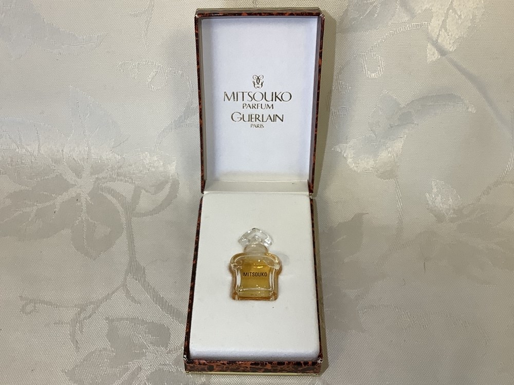 « Mitsouko » parfum de Guerlain flacon à l’état neuf 2ml. Dans sa boîte. Tâche au dos du coffret. 2 monnaies mitsouko parfum de guerlain flacon a l etat neuf 2ml dans sa boite tache au dos du coffret