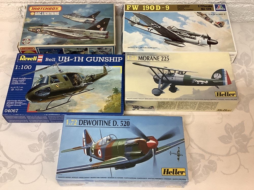 5 maquettes aviation militaire à construire de marque Matcbox, Italeri, Revell et Heller avec leur notice monnaies 5 maquettes aviation militaire a construire de marque matcbox italeri revell et heller avec leur notice