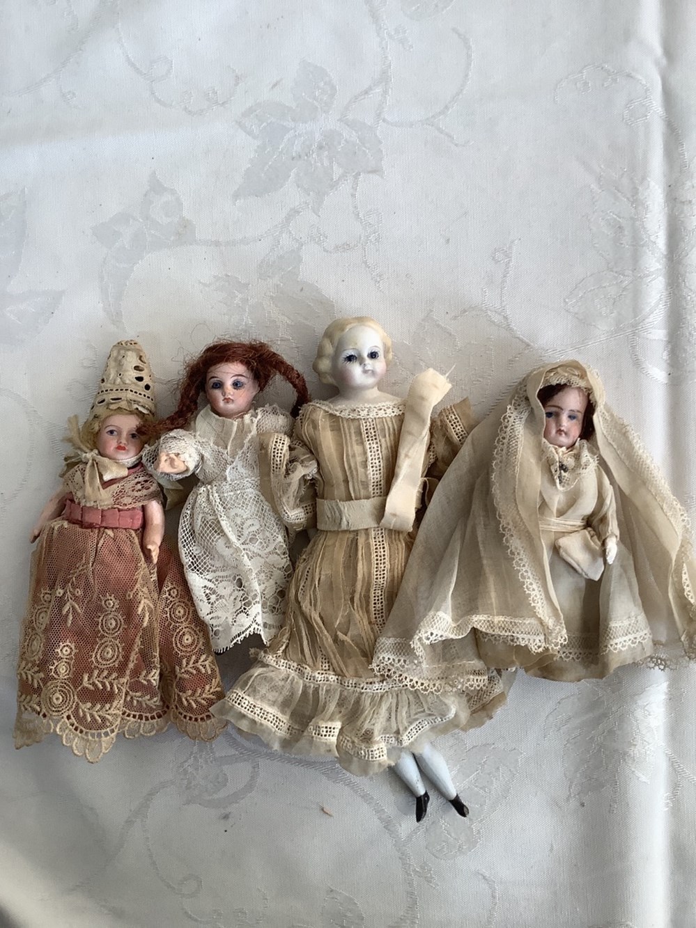 4 poupées miniatures anciennes en porcelaine monnaies 4 poupees miniatures anciennes en porcelaine