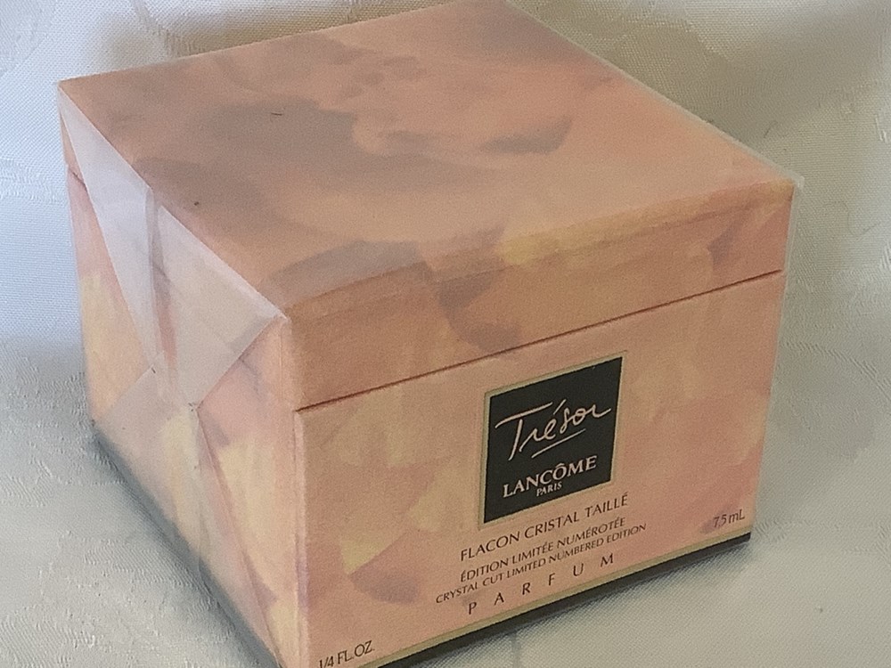 Parfum flacon cristal taillé édition limitée et numérotée « Trésor » de Lancôme. Dans son coffret, emballé sous blister, 7,5mL. État neuf 2 monnaies parfum flacon cristal taille edition limitee et numerotee tresor de lancome dans son coffret emballe sous blister 7 5ml etat neuf