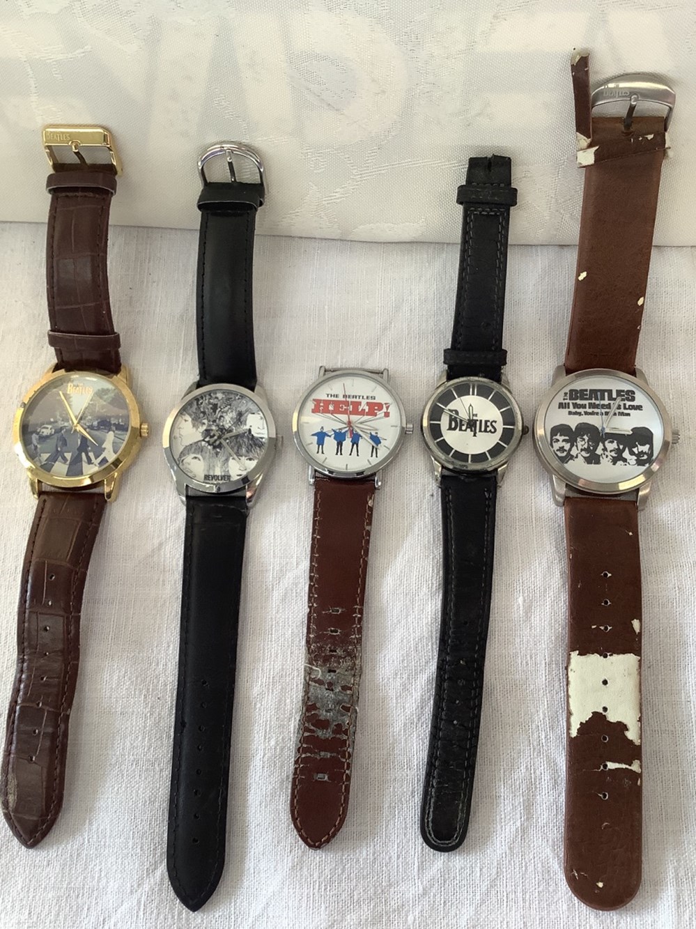 5 montres de collection, The Beatles, marque Apple, 2 bracelets en mauvais état, datée de 1996 à 2011, en l’état, accidents. monnaies 5 montres de collection the beatles marque apple 2 bracelets en mauvais etat datee de 1996 a 2011 en l etat accidents