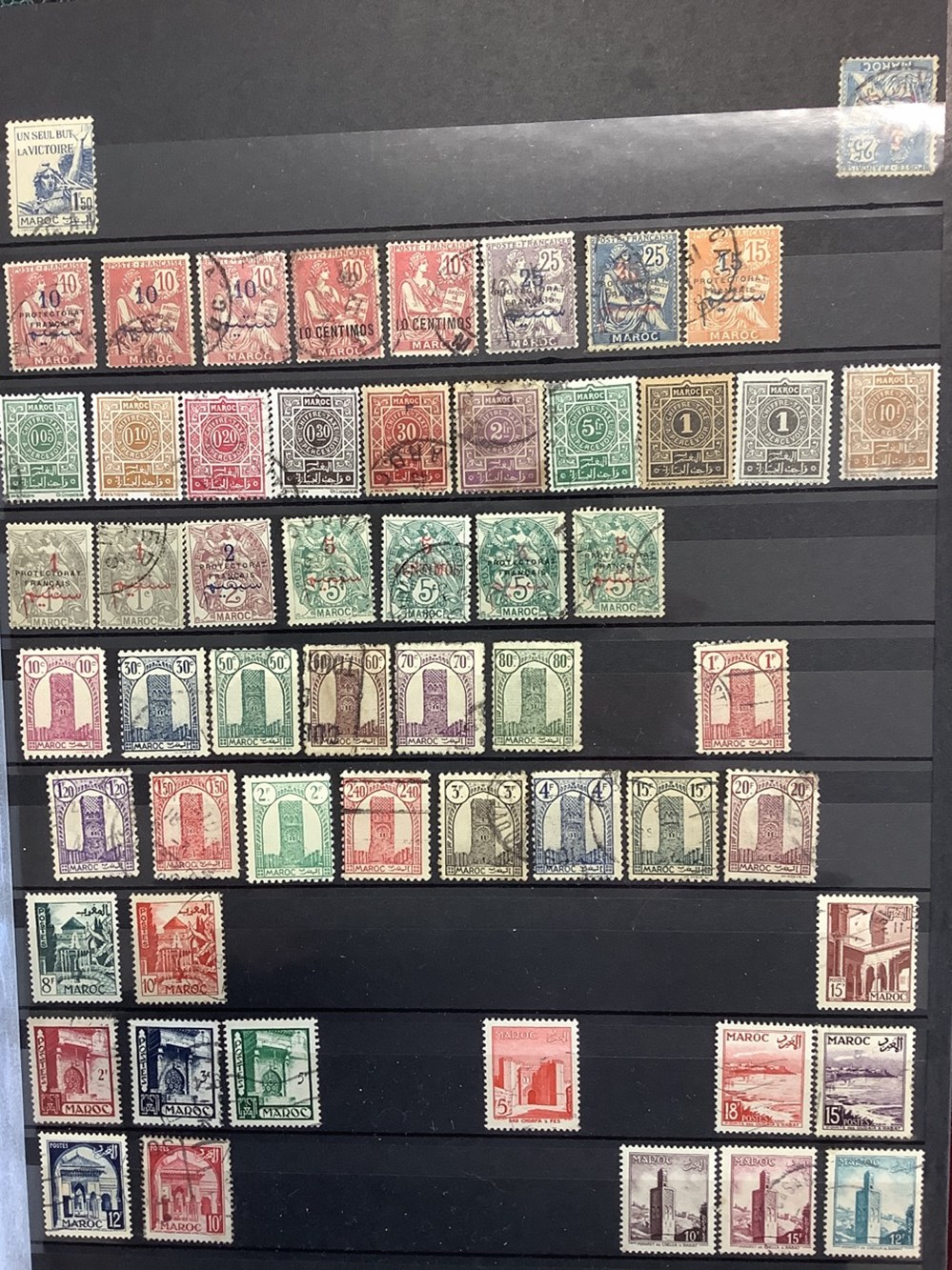 14 albums de timbres, principalement Europe de l’Ouest, la plupart oblitérés, toutes époques, plusieurs milliers de timbres 17 monnaies 14 albums de timbres principalement europe de l ouest la plupart obliteres toutes epoques plusieurs milliers de timbres