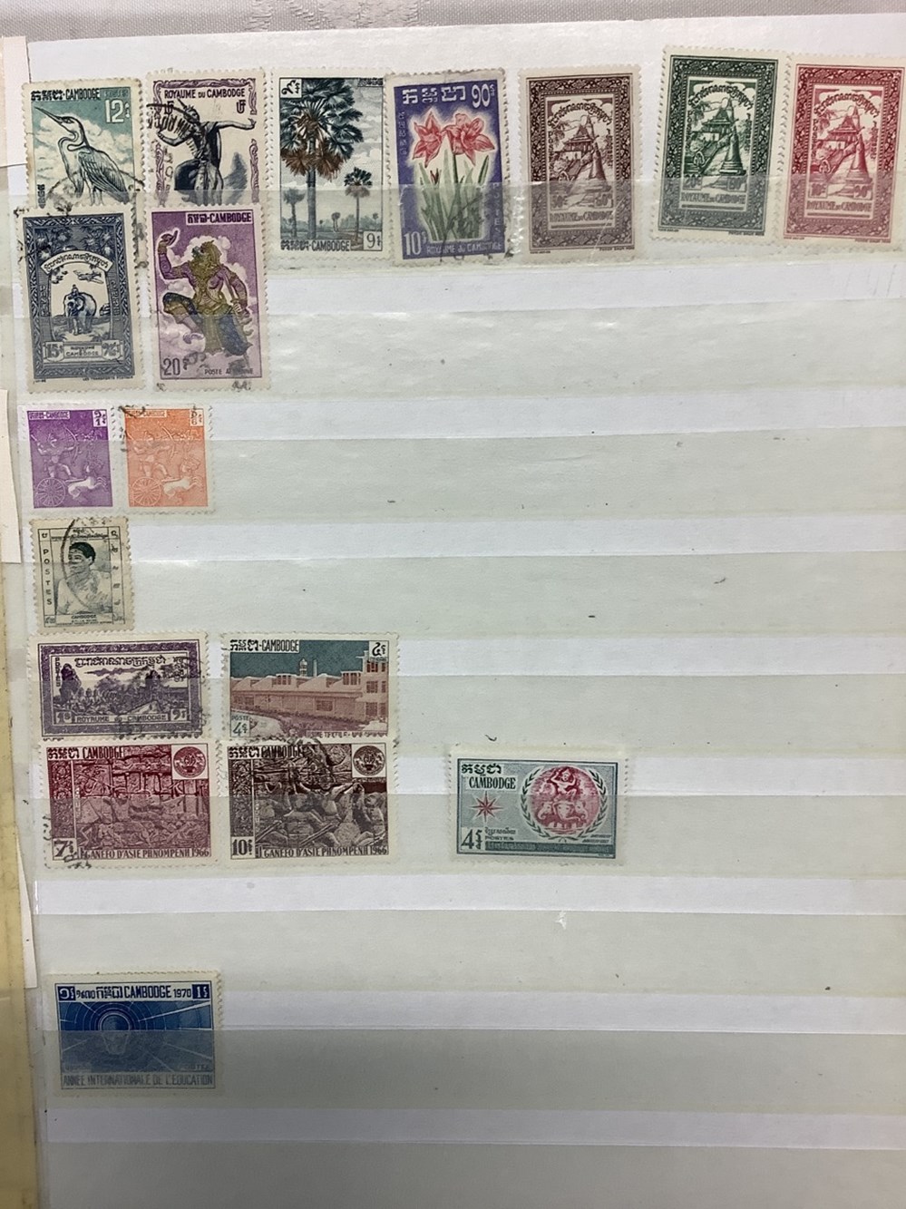 8 albums de timbres, Asie et Proche 7 monnaies 8 albums de timbres asie et proche