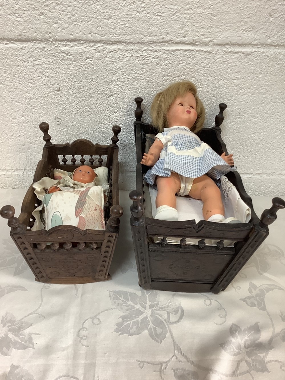 Lot de poupées dont Bella et 2 ancien berceaux en bois 2 monnaies lot de poupees dont bella et 2 ancien berceaux en bois