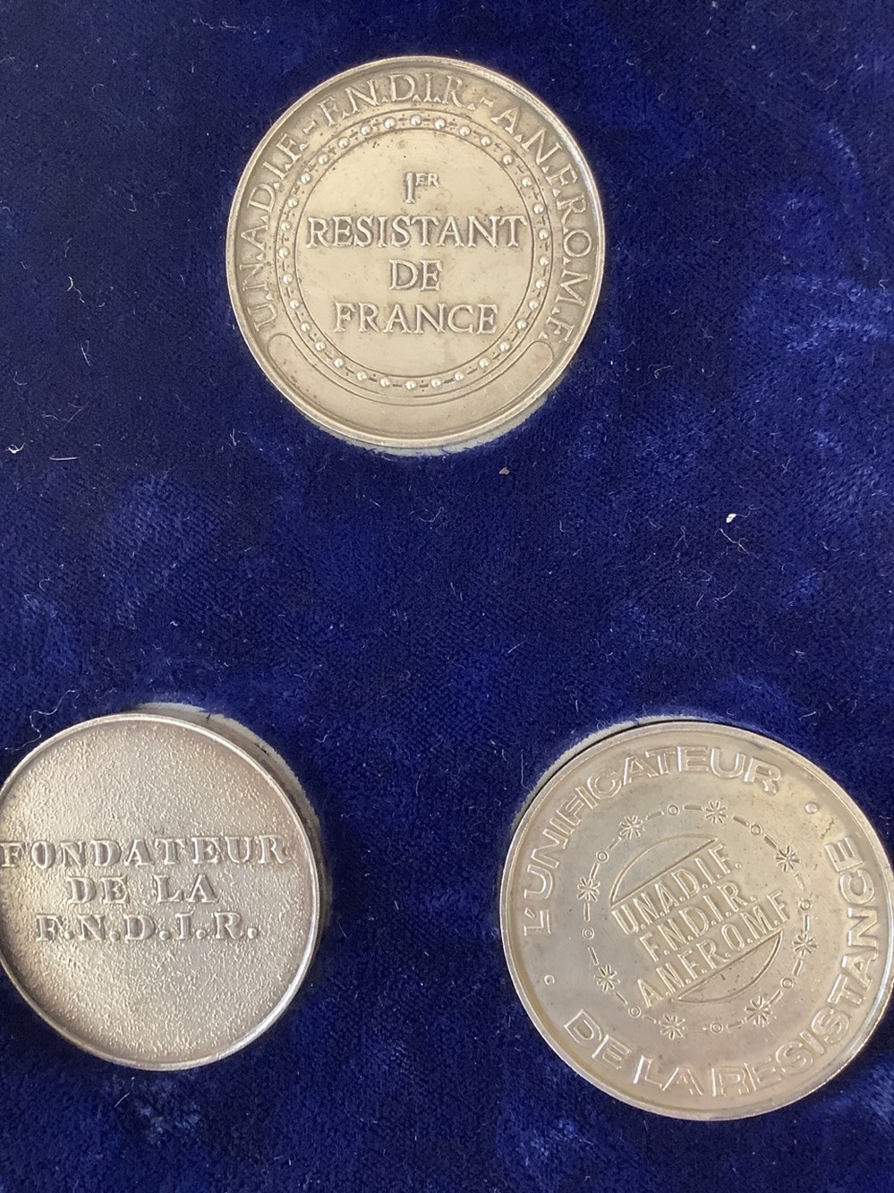 2 coffrets de médailles commémoratives 2ème Guerre Mondiale 5 monnaies 2 coffrets de medailles commemoratives 2eme guerre mondiale