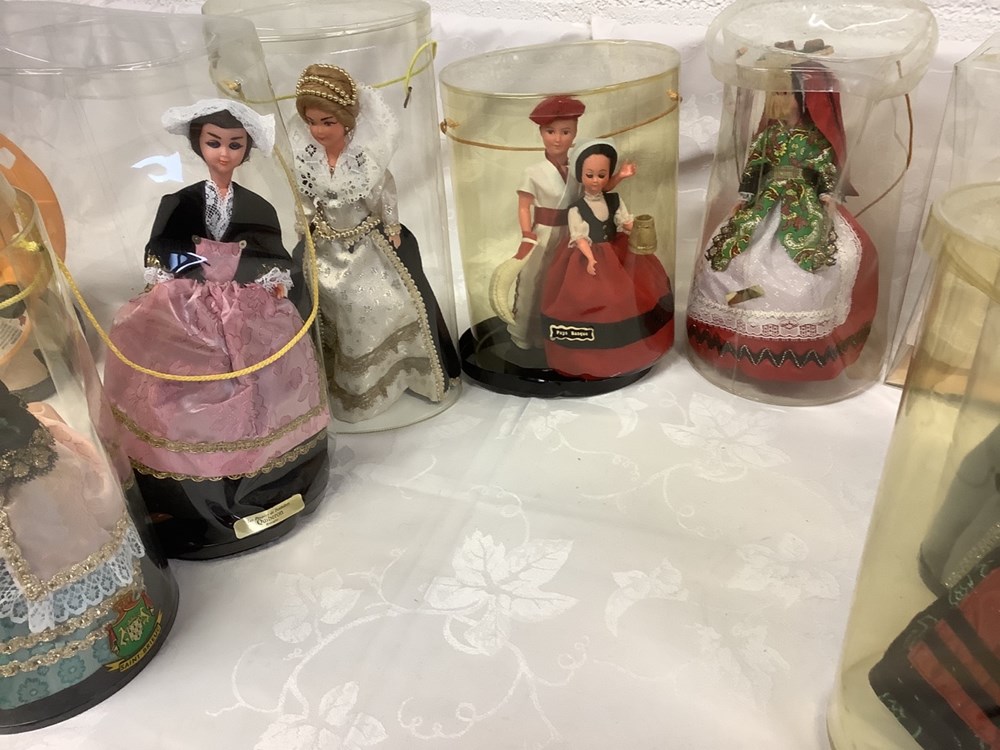 Lot de poupées avec costumes régionaux sous emballages, hauteur, environ 28 cm 3 monnaies lot de poupees avec costumes regionaux sous emballages hauteur environ 28 cm