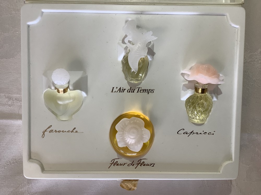Coffret parfums « NINA RICCI », Eau de parfum, « L’air du temps » 2,5 mL, « farouche » 2,5mL « capricci » 2,5mL. Parfum de toilette « Fleur de Fleurs » 6 mL. Boîte ouverte, en bon état quelques petites traces. Flacons à l’état neuf. 4 monnaies coffret parfums nina ricci eau de parfum l air du temps 2 5 ml farouche 2 5ml capricci 2 5ml parfum de toilette fleur de fleurs 6 ml boite ouverte en bon etat quelques petites traces flacons