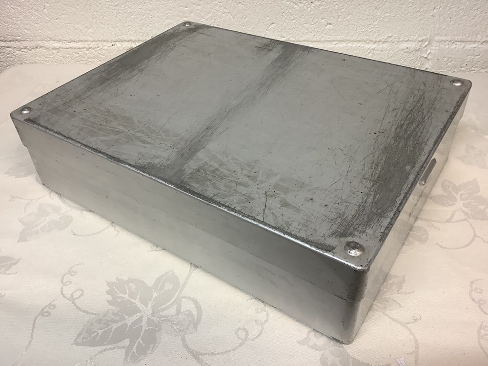 Lot de matériel médical ancien dans une grande boîte en inox 40x30 cm, hauteur 10 cm. 3 monnaies lot de materiel medical ancien dans une grande boite en inox 40x30 cm hauteur 10 cm