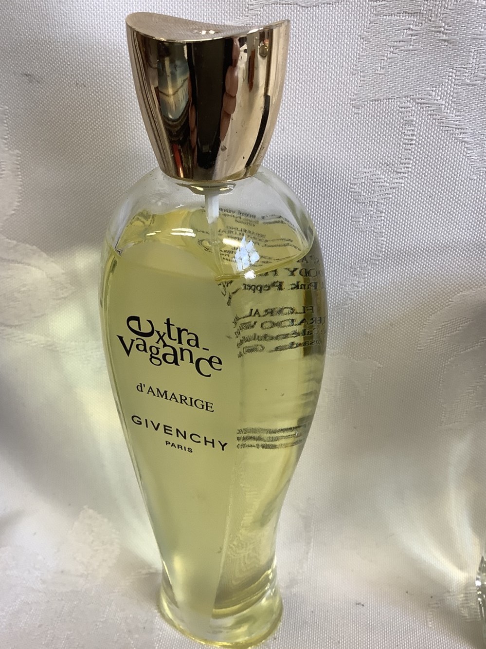 2 flacons GIVENCHY, « Extravagance d’Amarige » et eau de Givenchy, accidents aux capots. 2 monnaies 2 flacons givenchy extravagance d amarige et eau de givenchy accidents aux capots