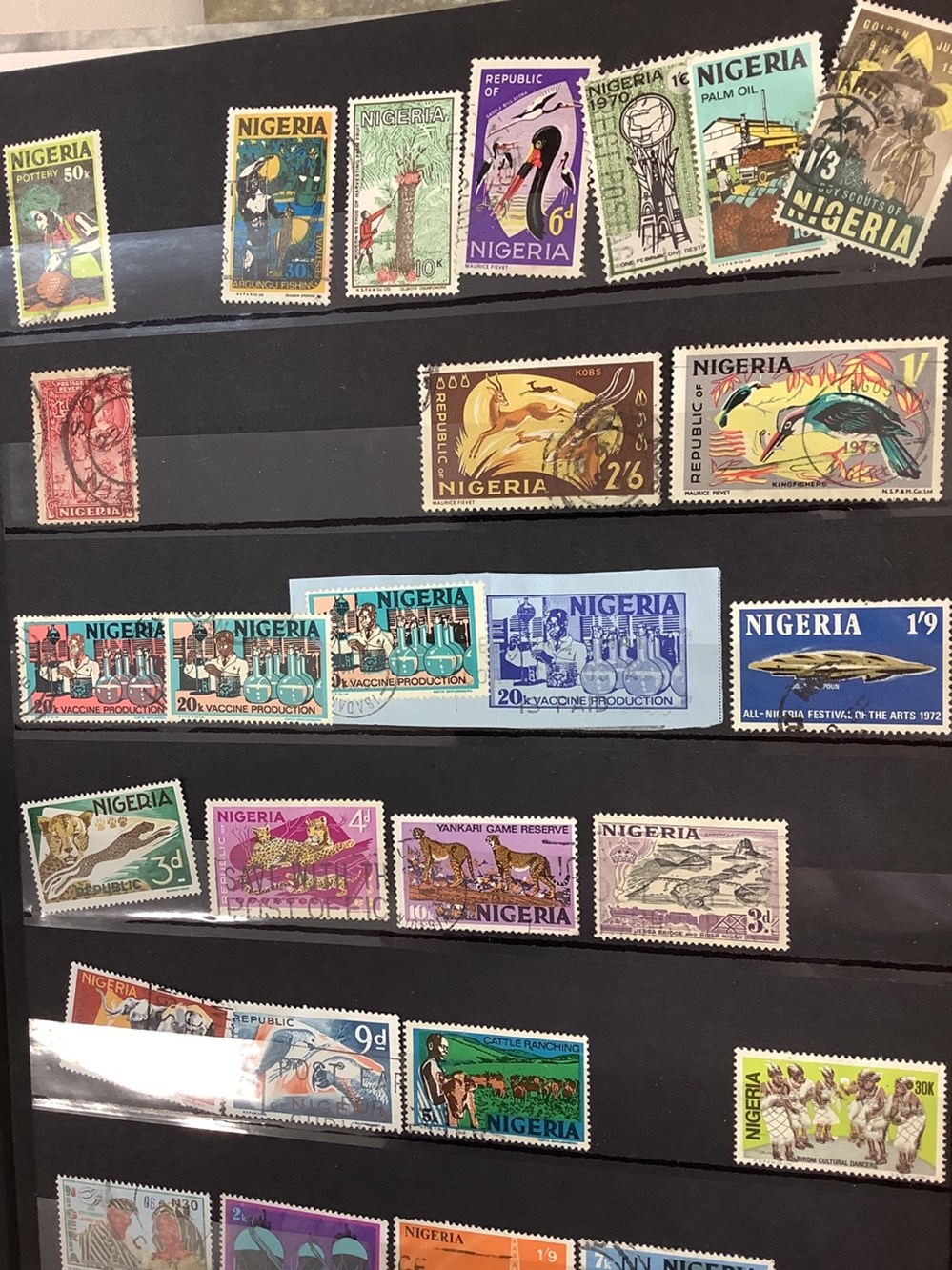 Lot de 7 classeurs de timbres divers pays, oblitérés et neufs, plusieurs milliers de timbres, 17 monnaies lot de 7 classeurs de timbres divers pays obliteres et neufs plusieurs milliers de timbres