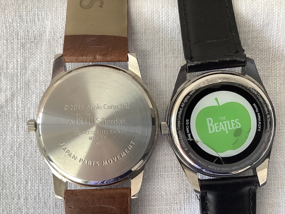5 montres de collection, The Beatles, marque Apple, 2 bracelets en mauvais état, datée de 1996 à 2011, en l’état, accidents. 9 monnaies 5 montres de collection the beatles marque apple 2 bracelets en mauvais etat datee de 1996 a 2011 en l etat accidents