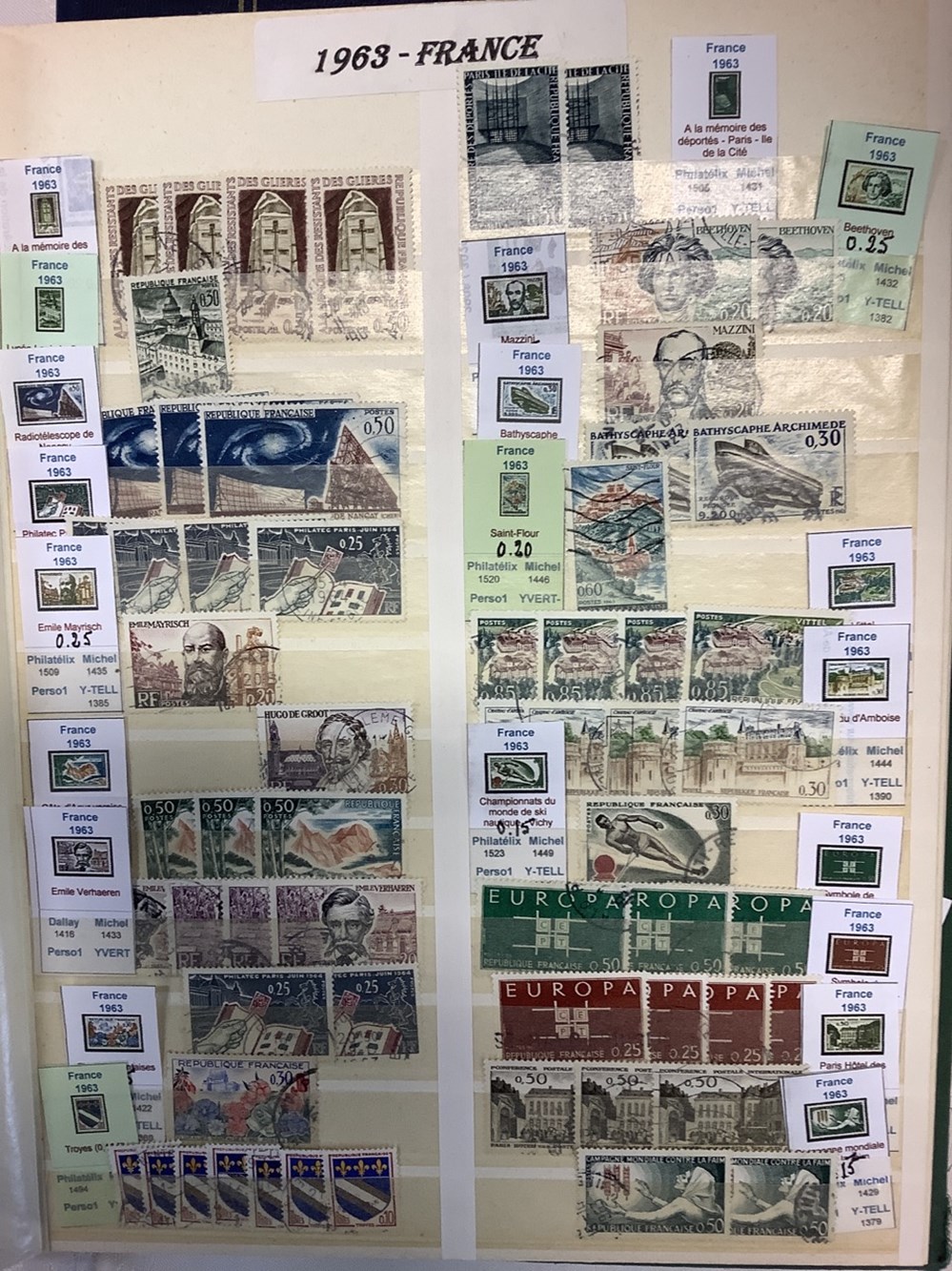 Timbres en vracs tous pays principalement oblitérés, des milliers de timbres et une boîte de cartes postales modernes 2 monnaies timbres en vracs tous pays principalement obliteres des milliers de timbres et une boite de cartes postales modernes