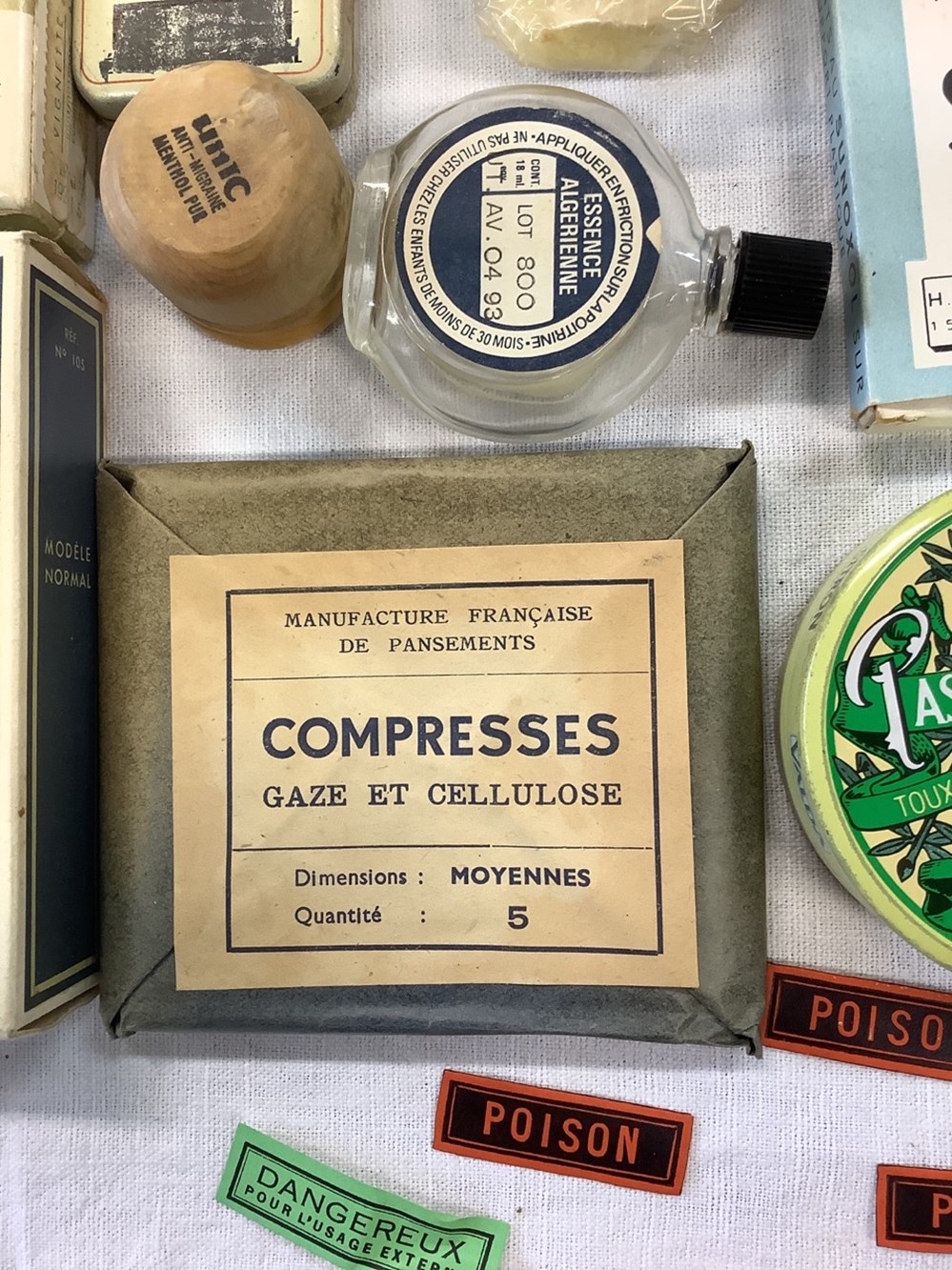 monnaies lot de boites flacons et divers de pharmacie