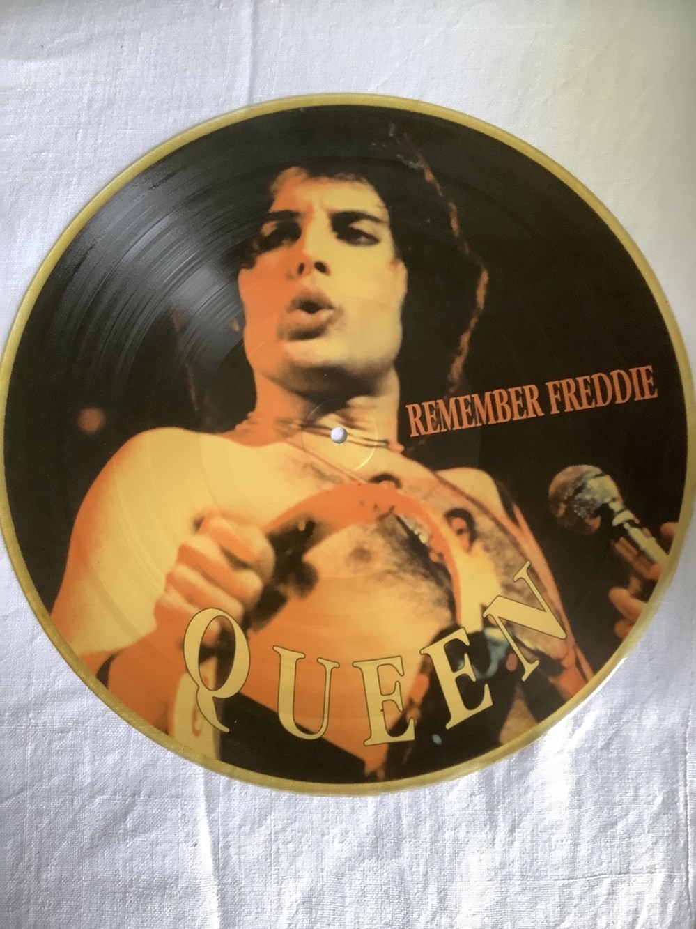2 pictures Disc 33T, QUEEN REMEMBER FREDDIE ET PART 2. NM pour les deux. Pressage italien, PD2240 et PD 2249. 4 monnaies 2 pictures disc 33t queen remember freddie et part 2 nm pour les deux pressage italien pd2240 et pd 2249