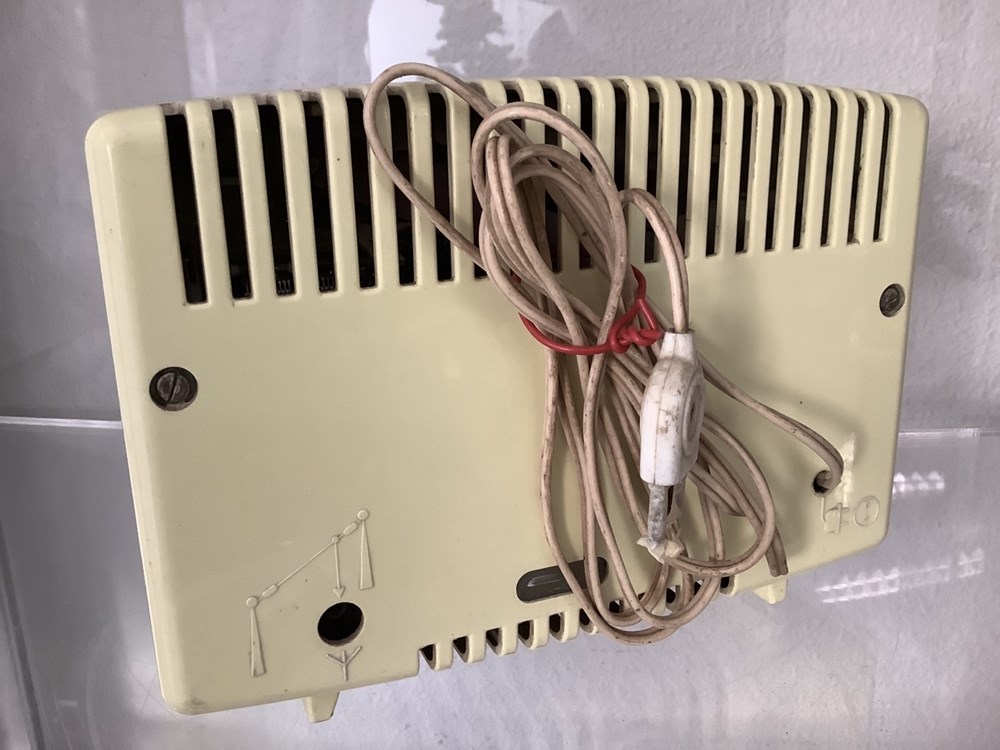 Poste radio type BF 151 U, couleur crème 3 monnaies poste radio type bf 151 u couleur creme