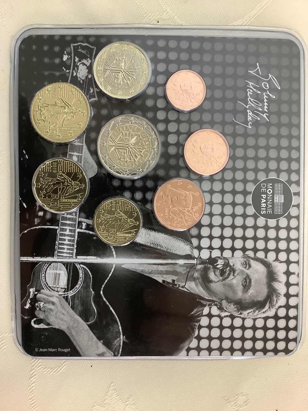 Lot de pièces en Euros commémoratives : Johnny Hallyday et Abbé Pierre 5 monnaies lot de pieces en euros commemoratives johnny hallyday et abbe pierre