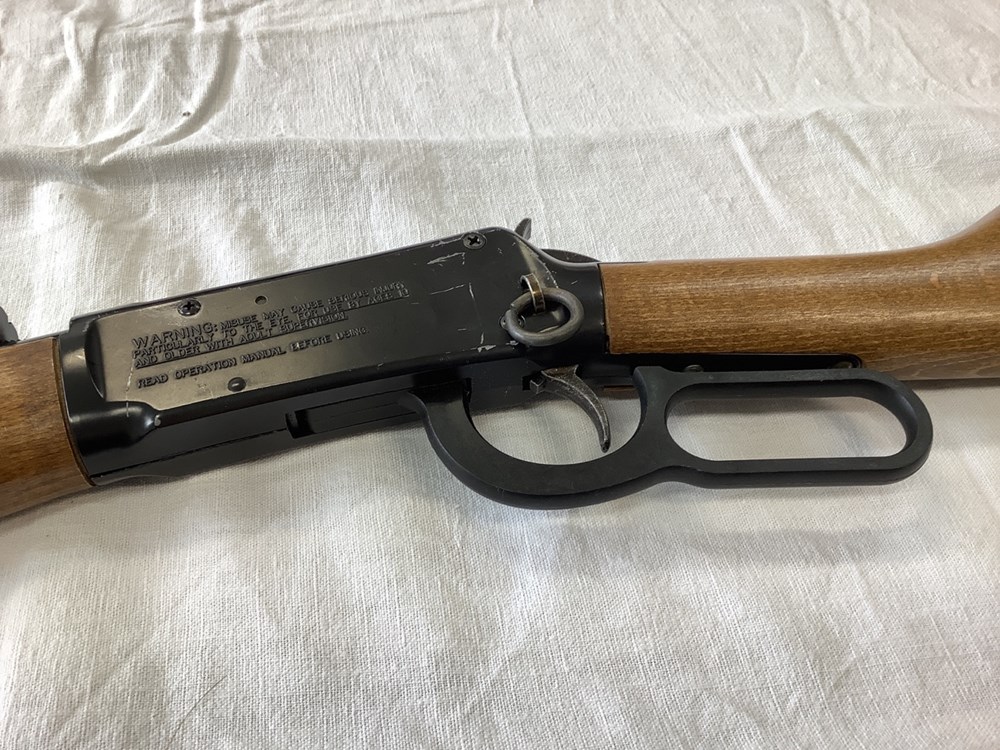 Une carabine à plombs Daisy Model 1894 B 4 monnaies une carabine a plombs daisy model 1894 b
