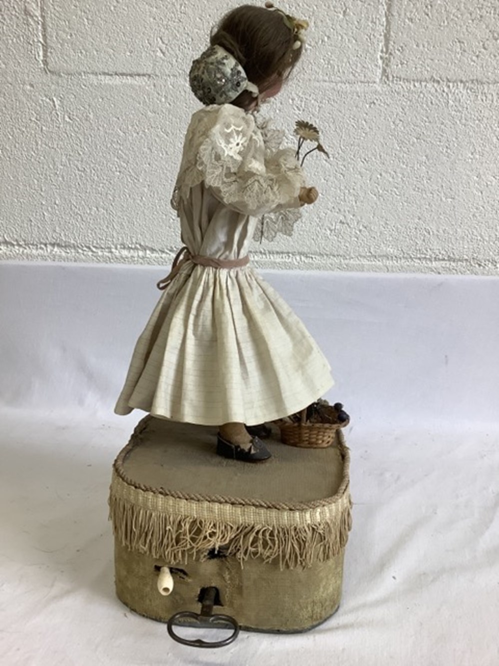 POUPEE AUTOMATE "LA MARCHANDE DE FLEURS" HAUTEUR 50 CM (SOCLE COMPRIS) 4 monnaies poupee automate la marchande de fleurs hauteur 50 cm socle compris