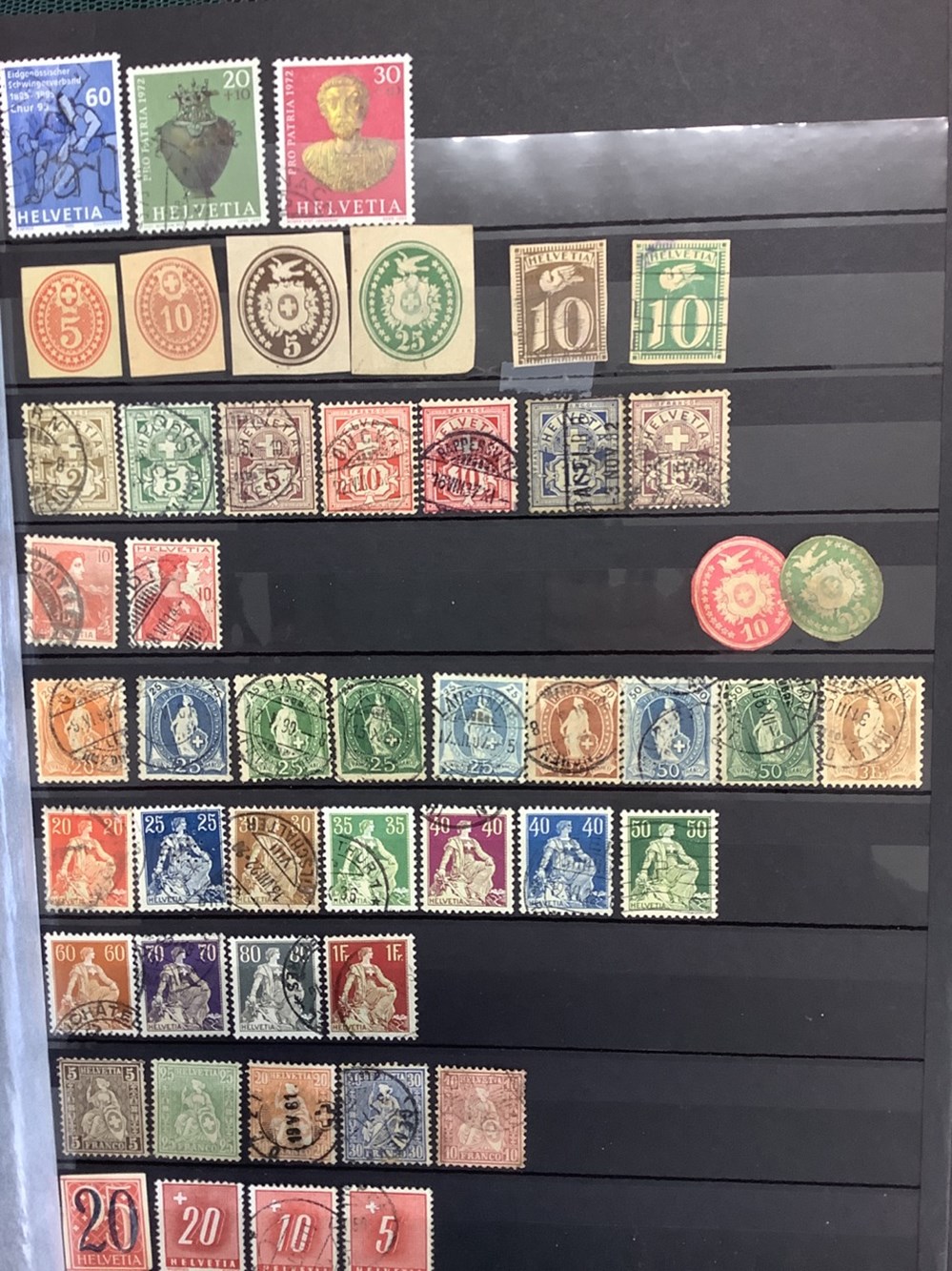 14 albums de timbres, principalement Europe de l’Ouest, la plupart oblitérés, toutes époques, plusieurs milliers de timbres 4 monnaies 14 albums de timbres principalement europe de l ouest la plupart obliteres toutes epoques plusieurs milliers de timbres