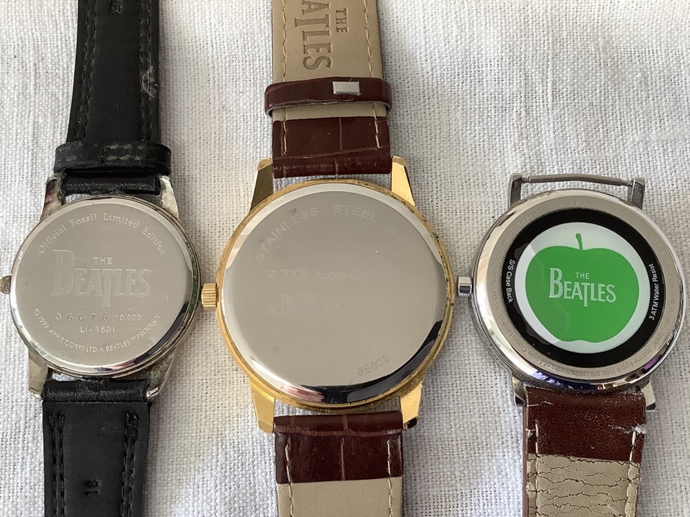 5 montres de collection, The Beatles, marque Apple, 2 bracelets en mauvais état, datée de 1996 à 2011, en l’état, accidents. 8 monnaies 5 montres de collection the beatles marque apple 2 bracelets en mauvais etat datee de 1996 a 2011 en l etat accidents