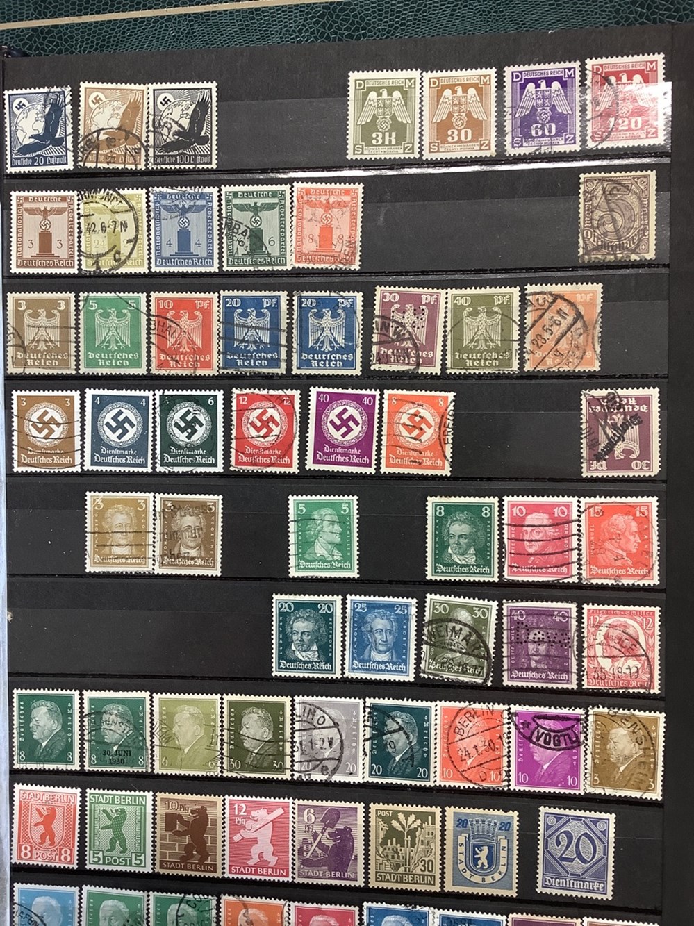14 albums de timbres, principalement Europe de l’Ouest, la plupart oblitérés, toutes époques, plusieurs milliers de timbres 3 monnaies 14 albums de timbres principalement europe de l ouest la plupart obliteres toutes epoques plusieurs milliers de timbres