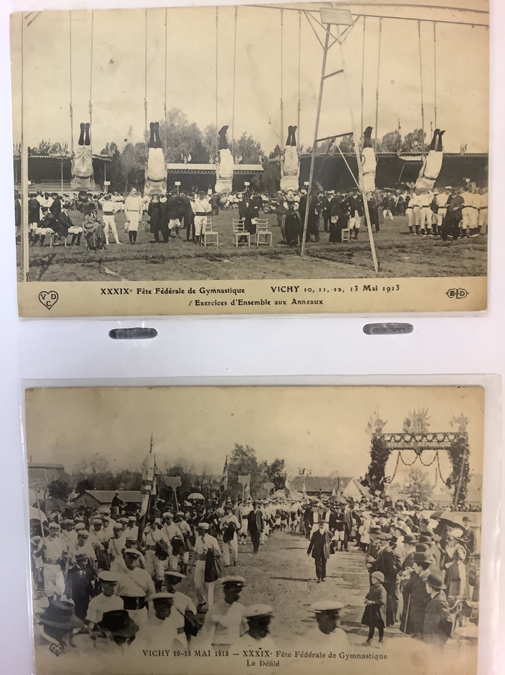 Album de cartes postales de Vichy, début XXeme, dont intérieur du Palais des Sources et extérieurs animés. 71 cartes. 2 monnaies album de cartes postales de vichy debut xxeme dont interieur du palais des sources et exterieurs animes 71 cartes