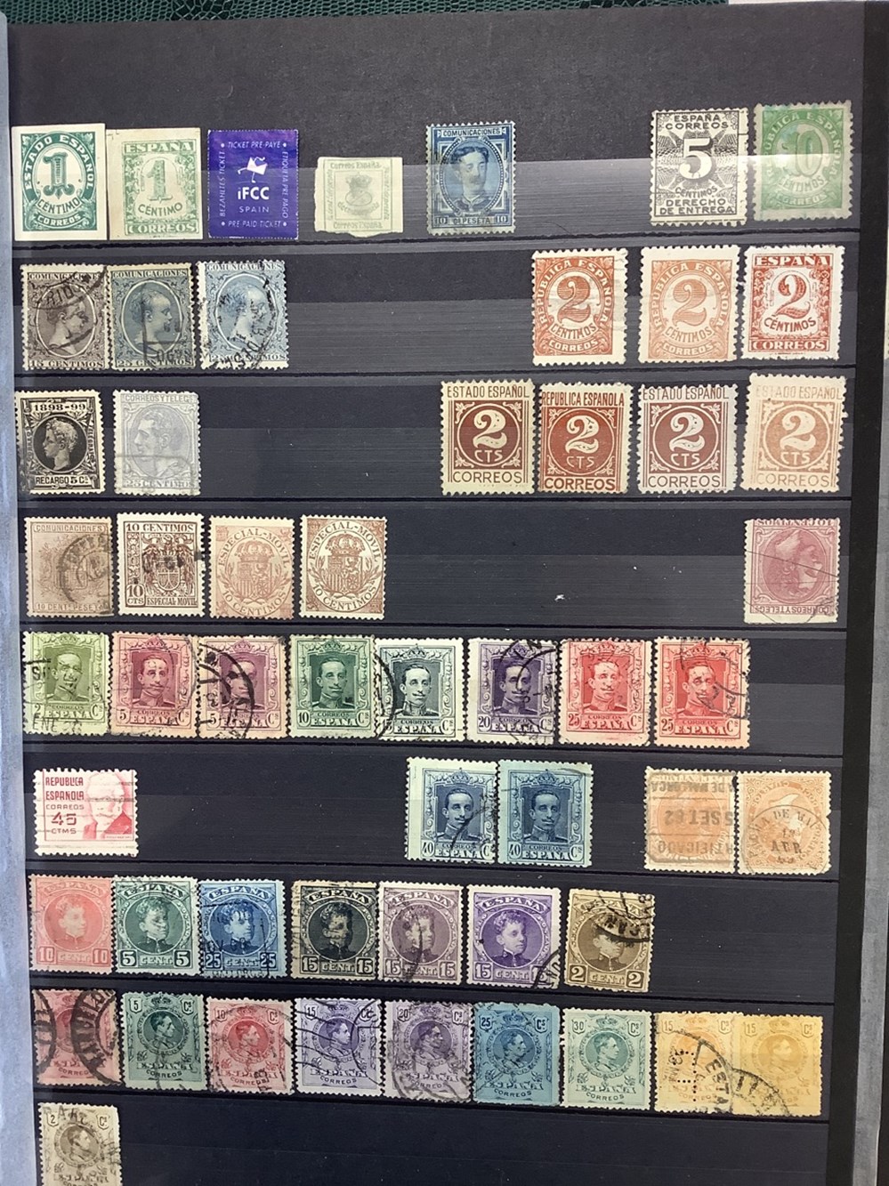 14 albums de timbres, principalement Europe de l’Ouest, la plupart oblitérés, toutes époques, plusieurs milliers de timbres 11 monnaies 14 albums de timbres principalement europe de l ouest la plupart obliteres toutes epoques plusieurs milliers de timbres