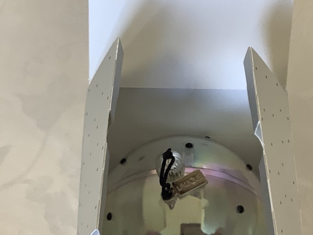 « Perles de Lalique », Eau de parfum dans une « Christmas Bauble ». 4,5 ml. Dans sa boîte. La bulle est intacte. Les plumes sont en bon état. Le flacon est plein. La boîte est légèrement déformée. 2 monnaies perles de lalique eau de parfum dans une christmas bauble 4 5 ml dans sa boite la bulle est intacte les plumes sont en bon etat le flacon est plein la boite est legerement deformee