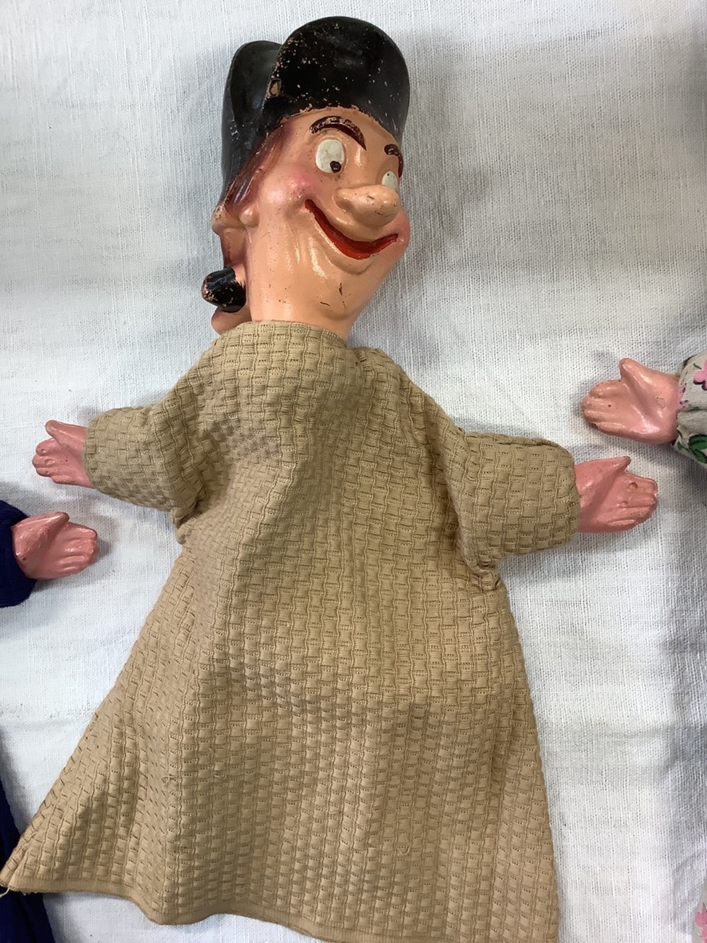 4 marionnettes de mains, Guignol, Bakélite (?) 2 monnaies 4 marionnettes de mains guignol bakelite
