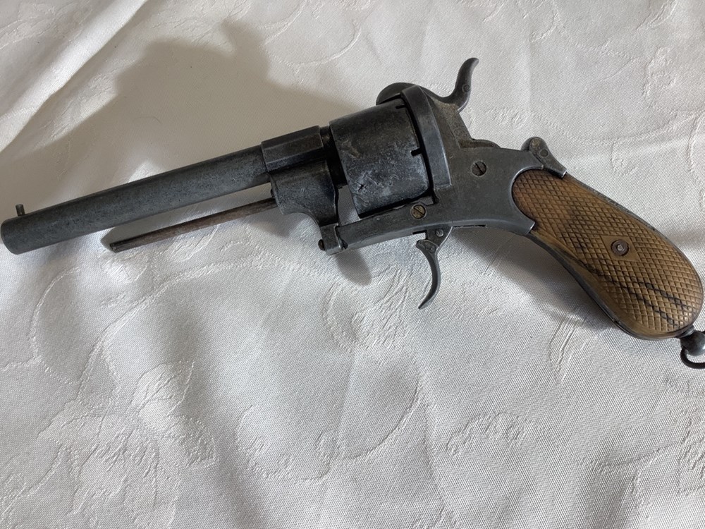 Réplique de revolver, bois et métal, mécanisme fonctionnel, en l’état. 2 monnaies replique de revolver bois et metal mecanisme fonctionnel en l etat