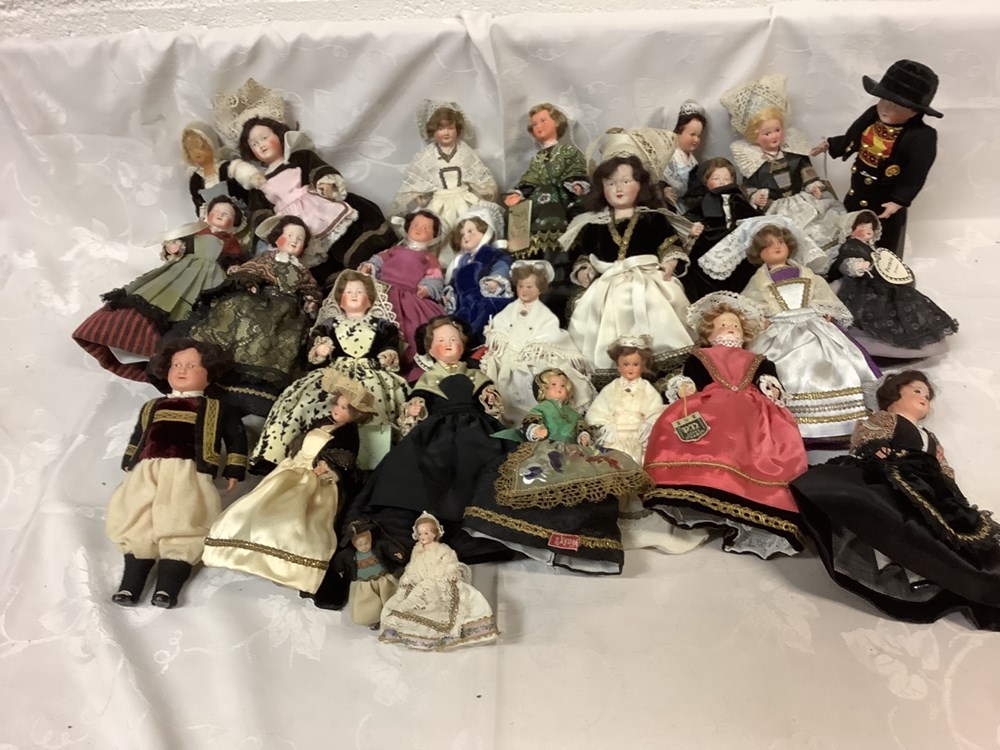 Lot de poupées en costumes régionaux monnaies lot de poupees en costumes regionaux