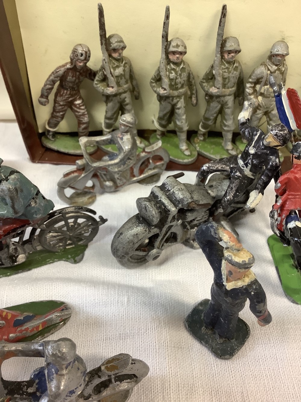 Lot de petits soldats étain, et 8 personnages en plastiques, 3 monnaies lot de petits soldats etain et 8 personnages en plastiques