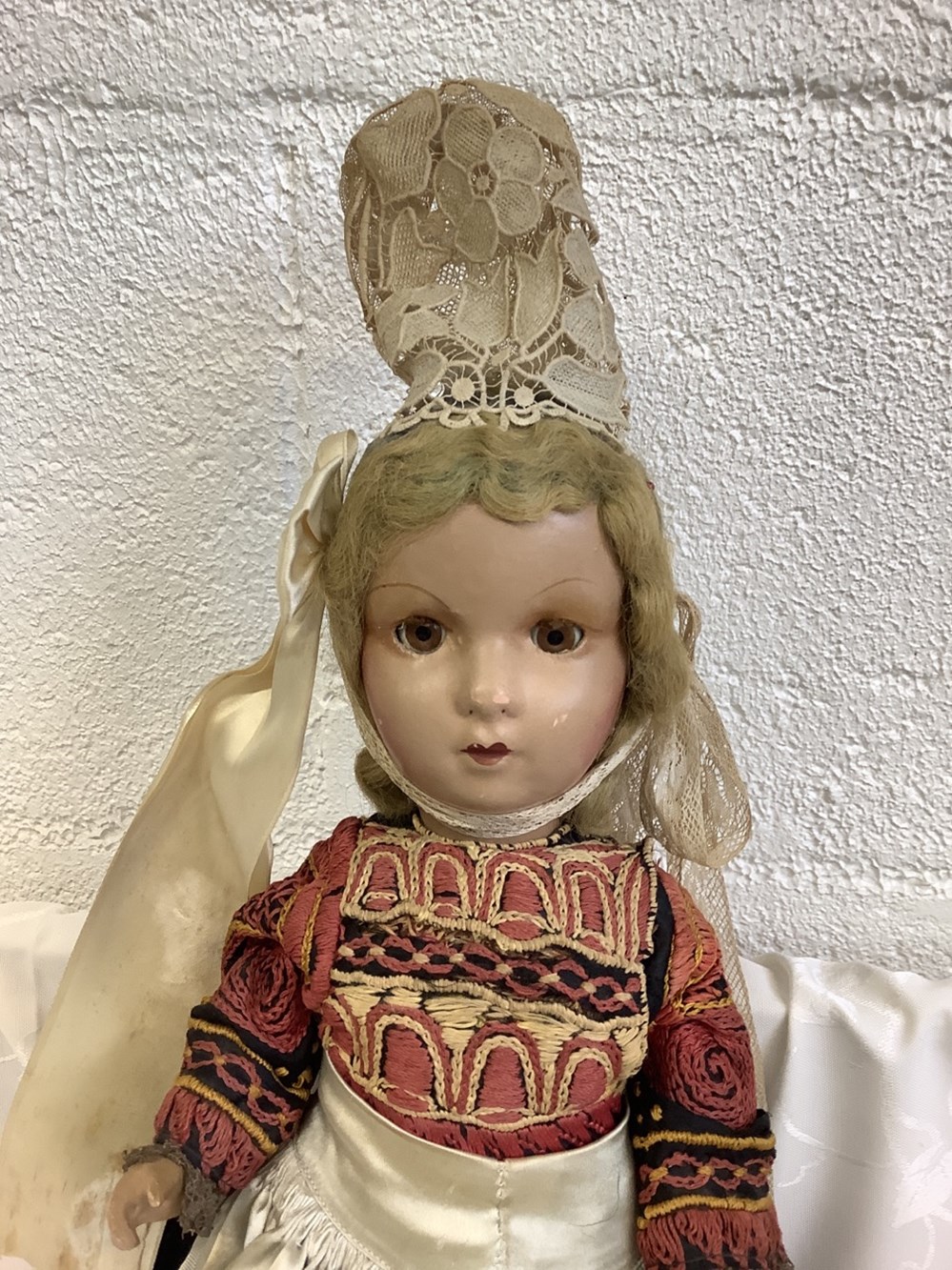 Poupée ancienne avec coiffe régionale H 50 cms monnaies poupee ancienne avec coiffe regionale h 50 cms