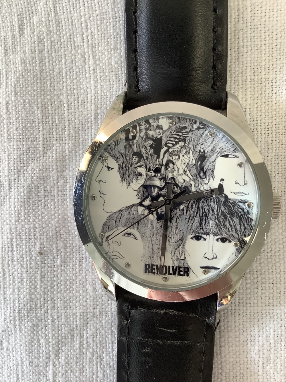 5 montres de collection, The Beatles, marque Apple, 2 bracelets en mauvais état, datée de 1996 à 2011, en l’état, accidents. 7 monnaies 5 montres de collection the beatles marque apple 2 bracelets en mauvais etat datee de 1996 a 2011 en l etat accidents