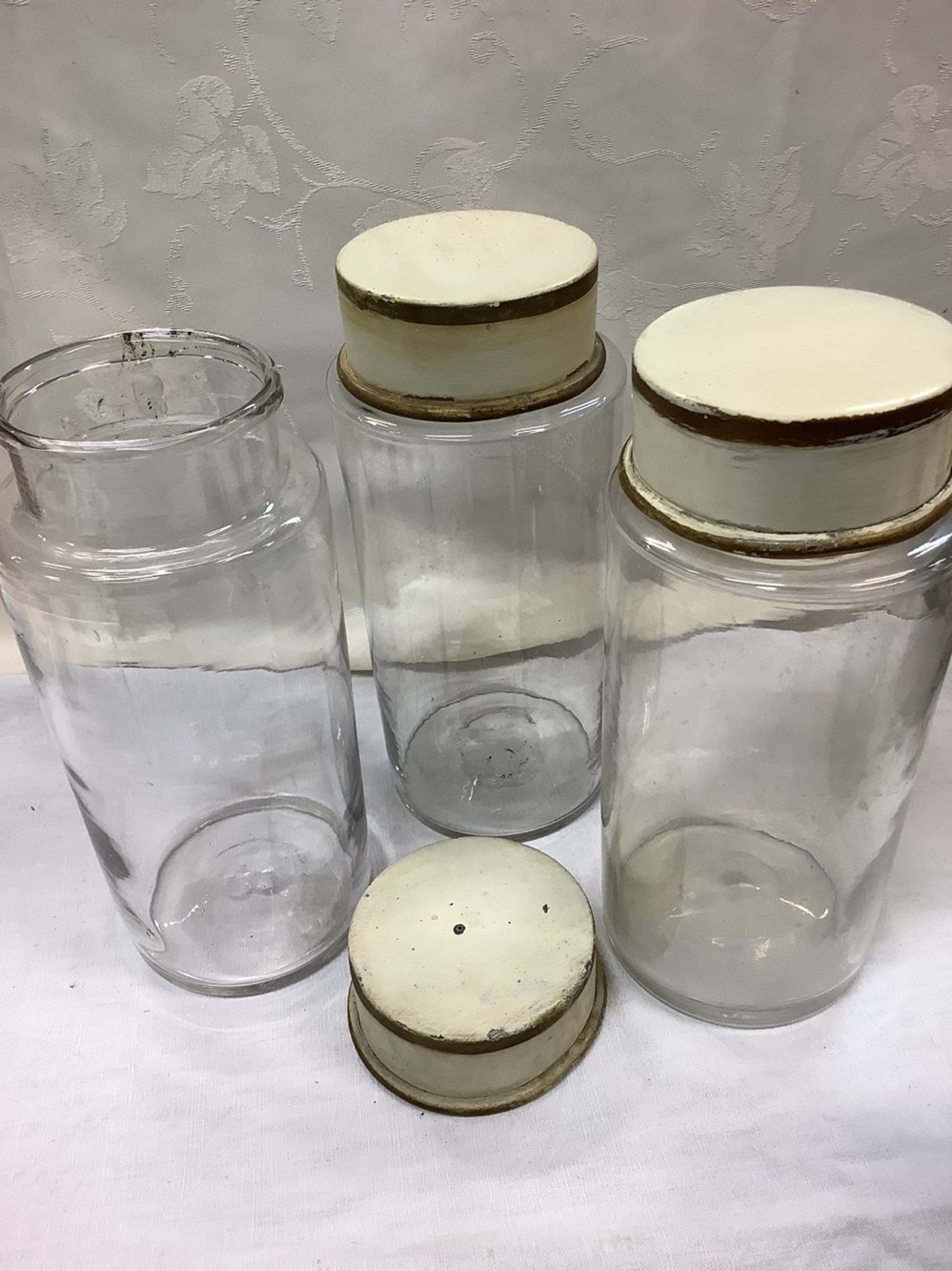 5 grands pots à pharmacie, de 24 a 27 cm de H. 4 monnaies 5 grands pots a pharmacie de 24 a 27 cm de h