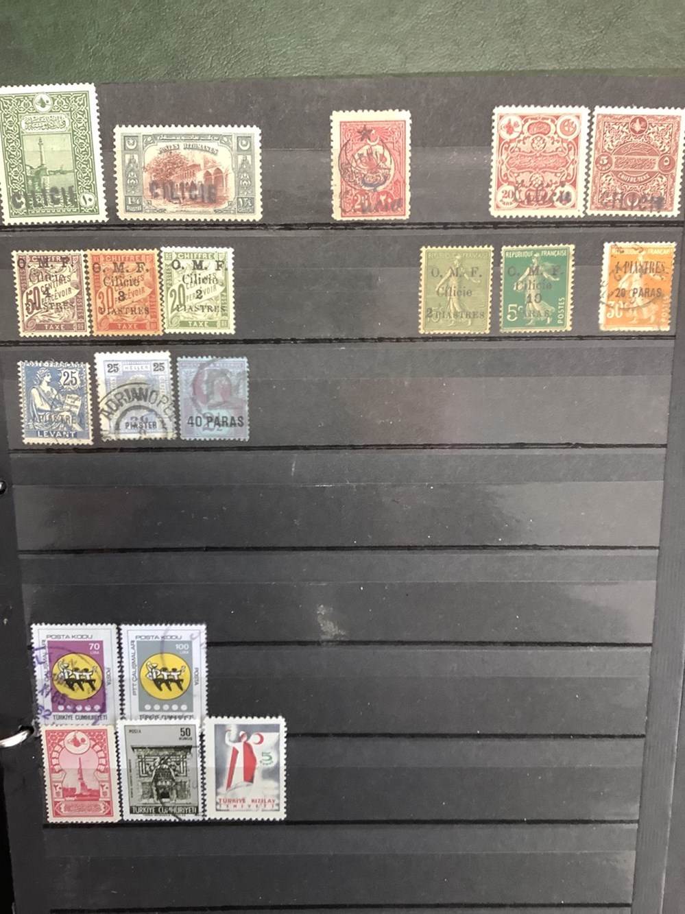 2 albums de timbres divers dont Vatican, Liban, Turquie, Syrie, Indochine etc 6 monnaies 2 albums de timbres divers dont vatican liban turquie syrie indochine etc